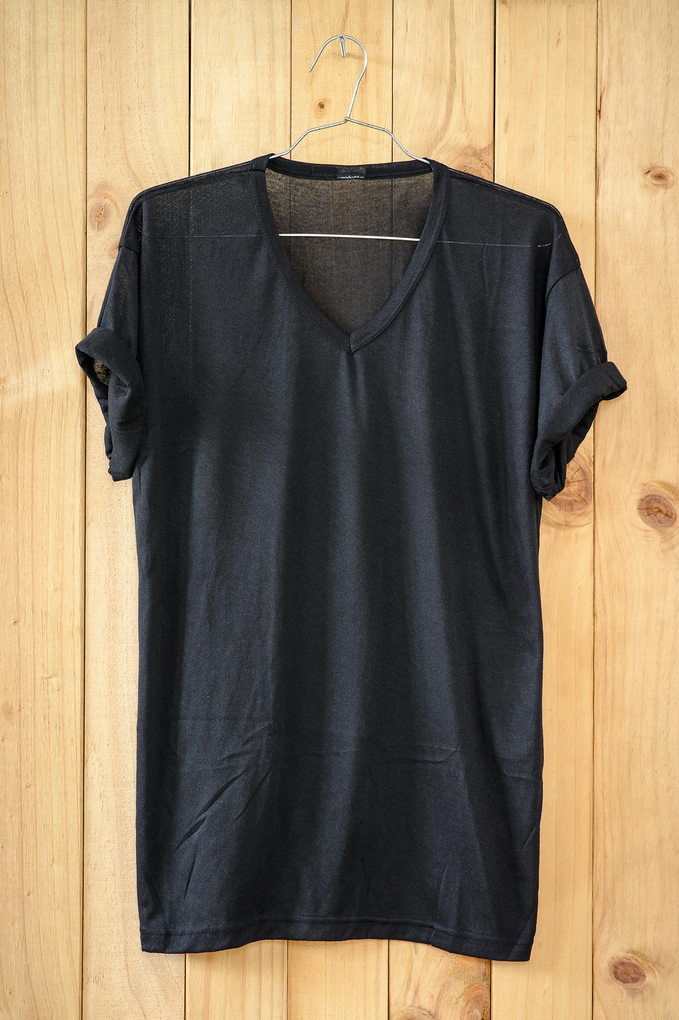 修改语法错误：compare to the yonger I reckon that the elderly care less about their fashion but yes wearing T-shirts would really make someone look so cool I also agree that T-shirts are for everyone regard