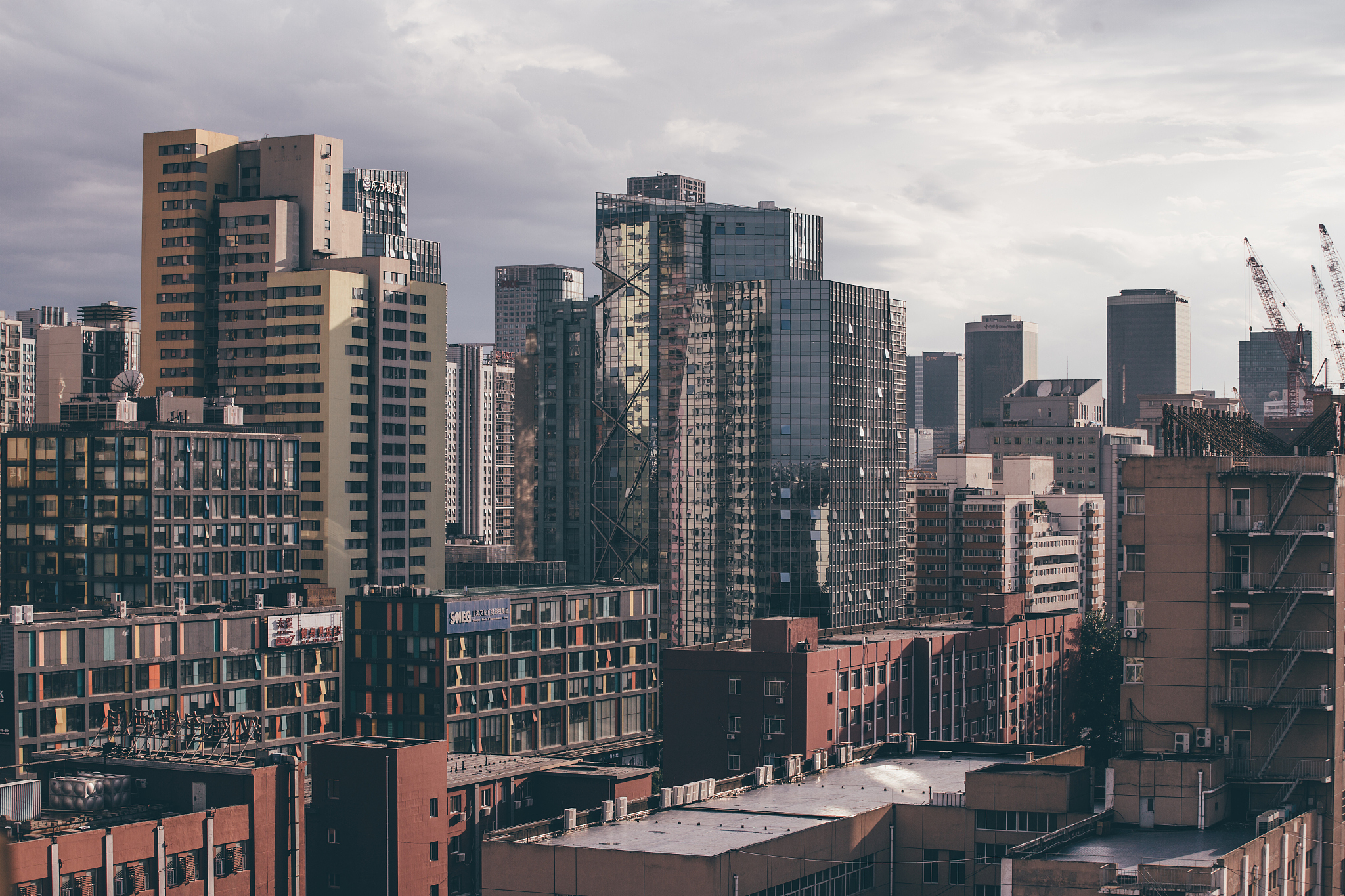 Capturing Urban Fragility: A Photographic Exploration Inspired by Chen Wei