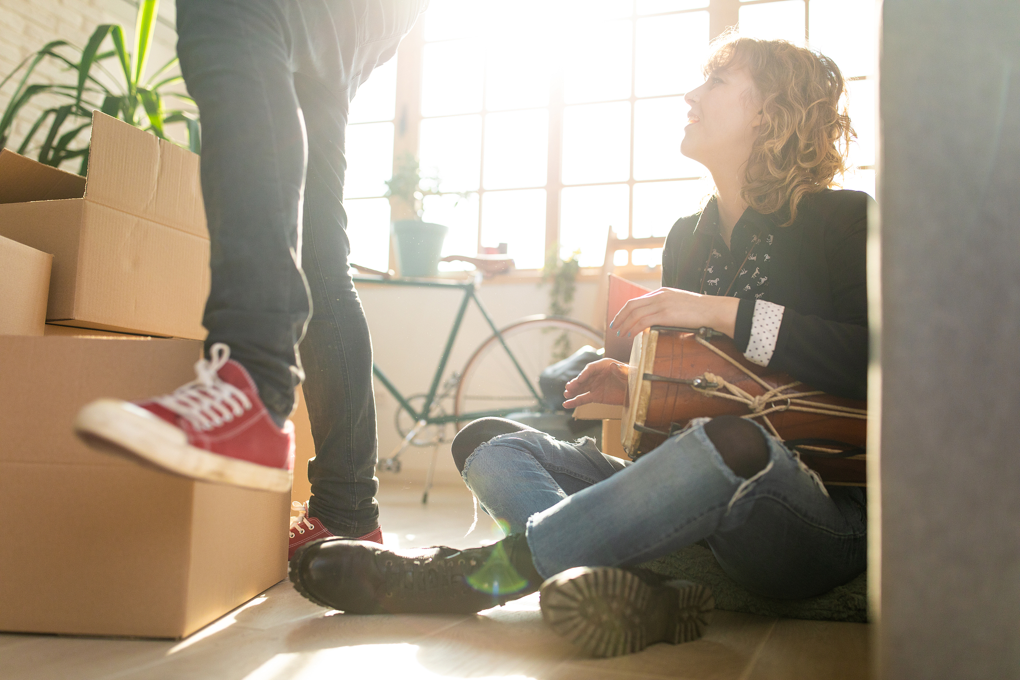 男子找不到球鞋求助妻子：生活中的小确幸与微妙情感