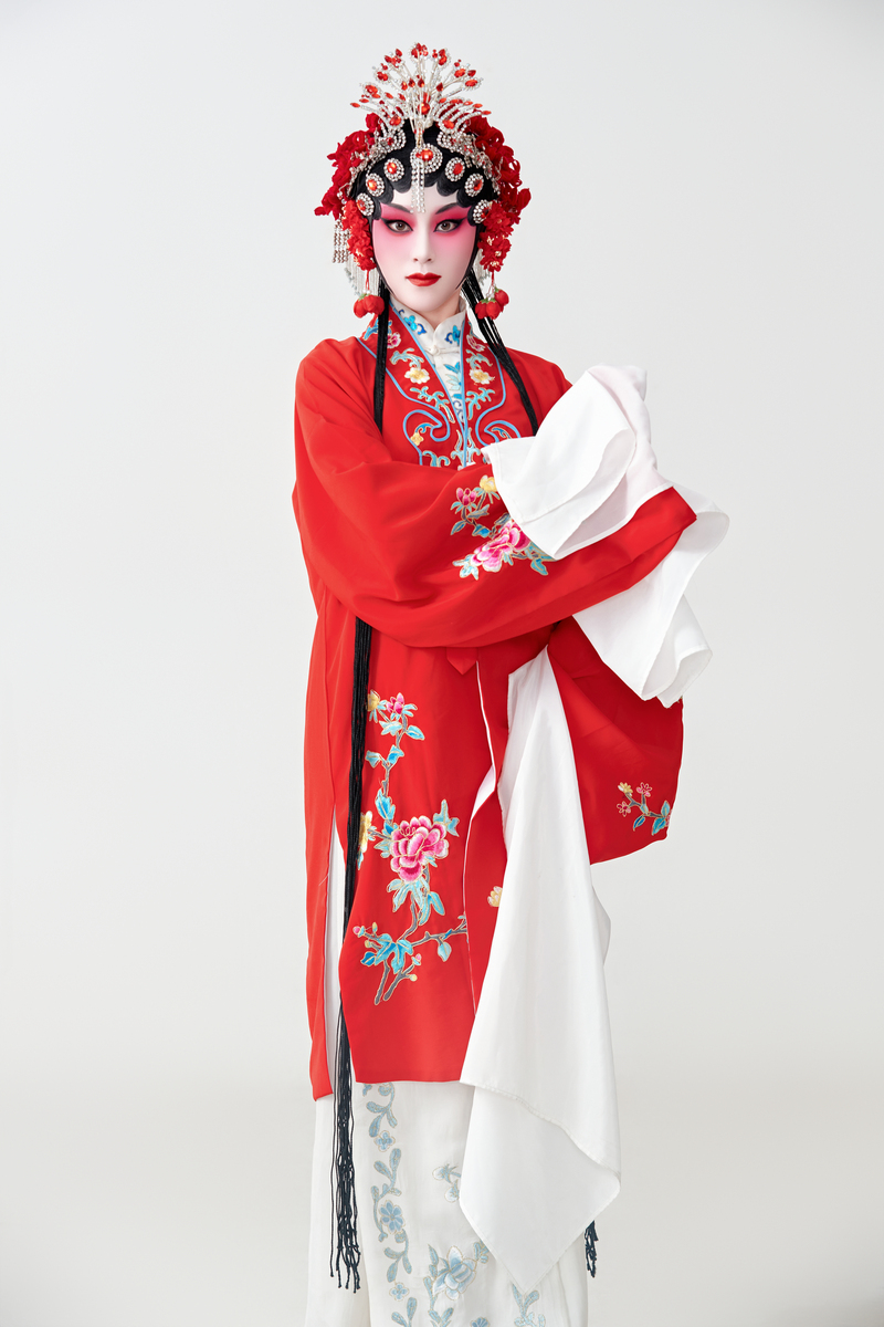 身着红衣的女演员正在表演中国国粹——京剧的动作