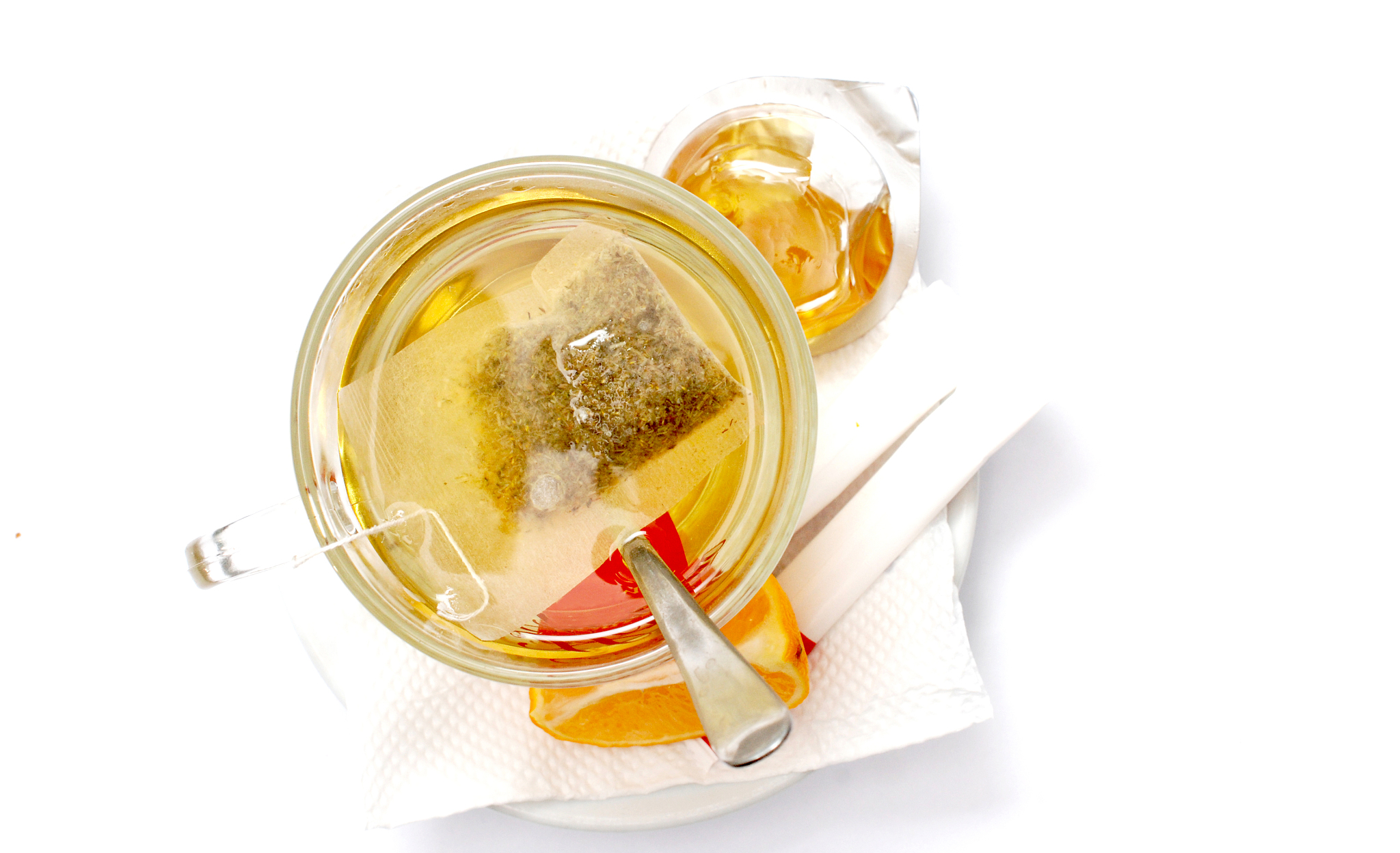 suo of tea, honey and lemon on white