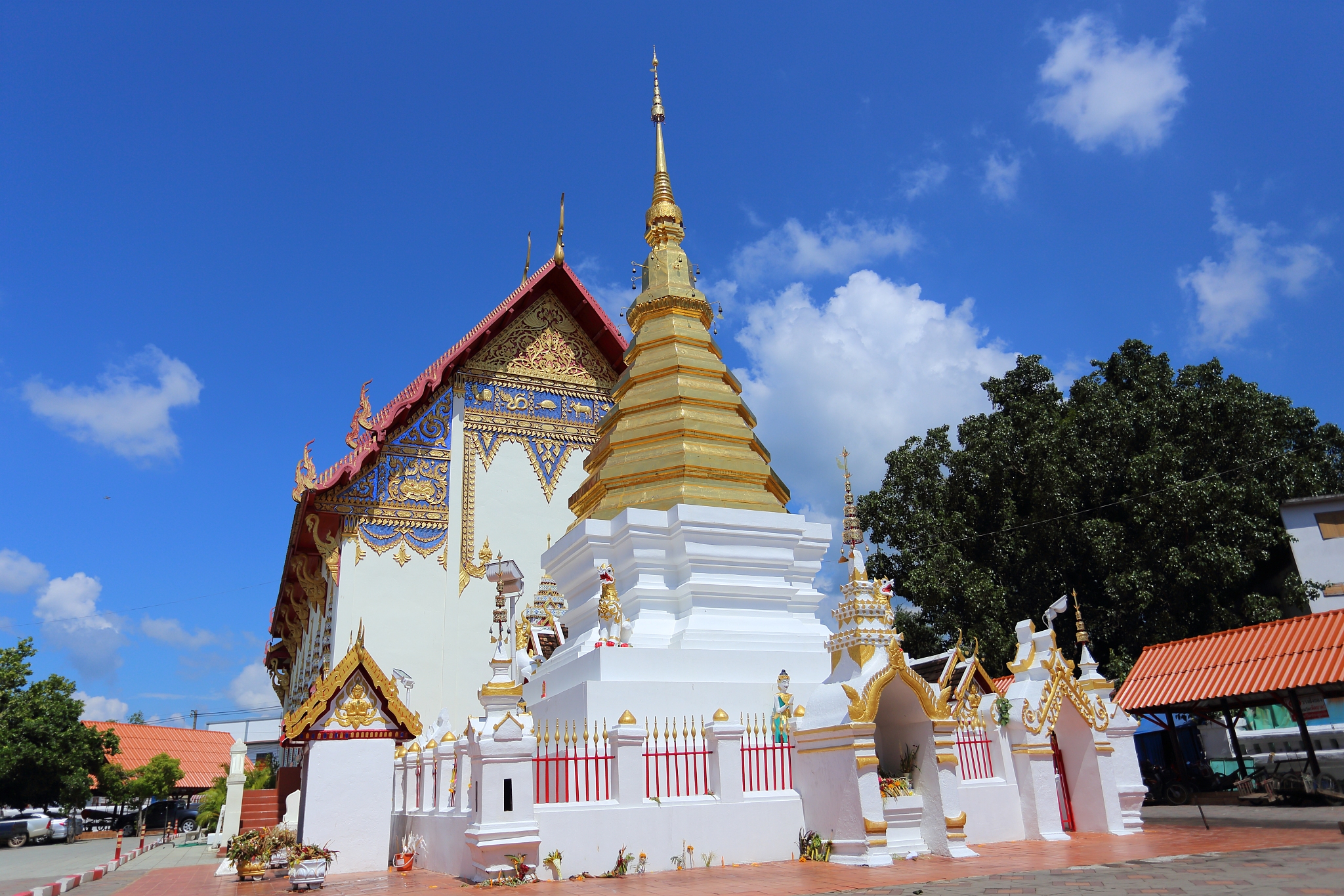 生成一个AE脚本使所选图层位于合成中央且支持中文版AE而且还要告诉我详细的使用