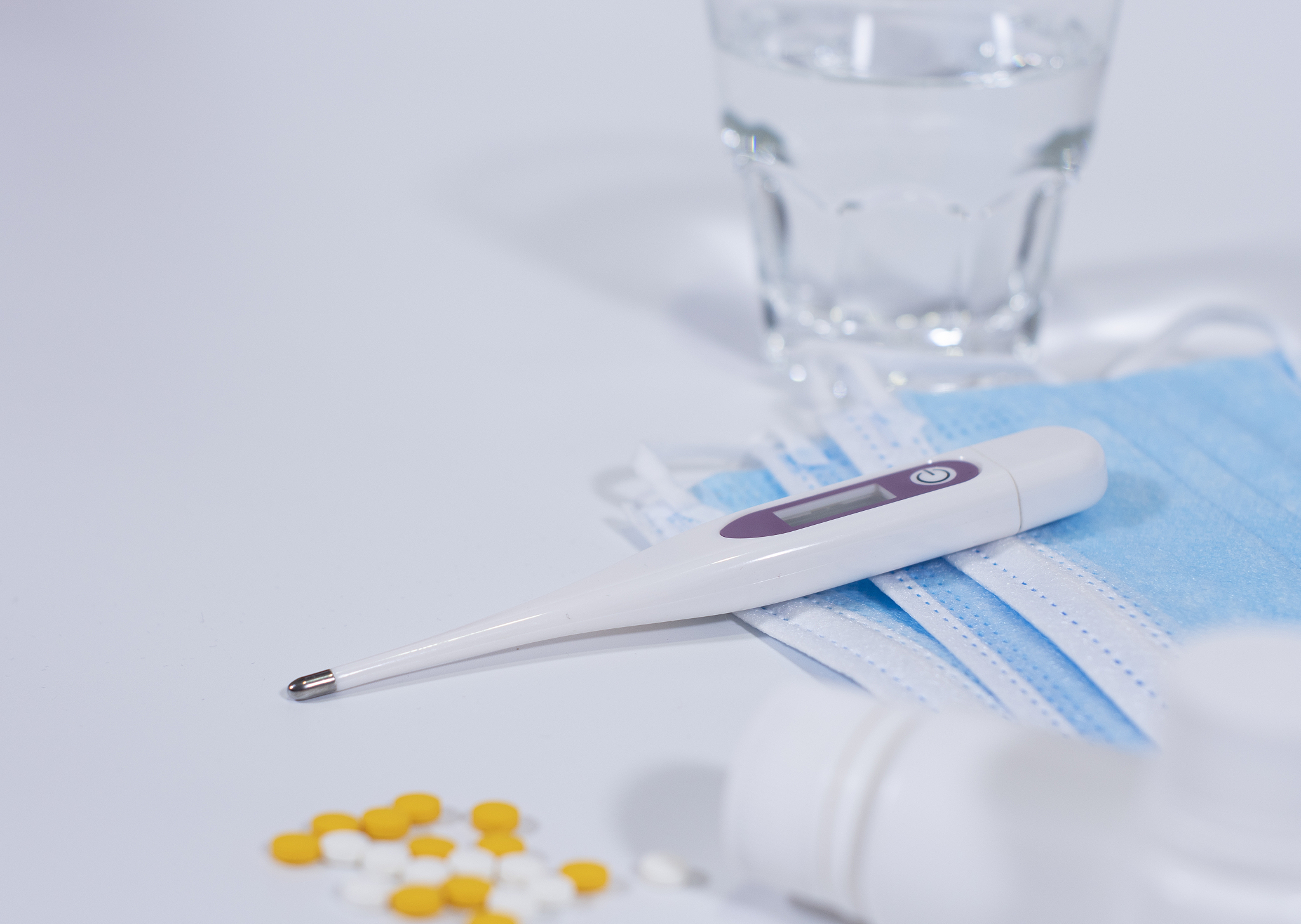 我是一名大学生参加了大学生创新创业大赛为研究新冠肺炎疫情背景下城乡老年人防疫教育的现状、困境与对策对合肥市及其周边农村地区进行了实证分析。我所担任的任务是撰写研究设计、研究方法和研究思路并依据调研结果进行数据分析提出解决措施。同时我还进行了实践访谈和问卷调查参与了论文的修改。请对这次的大学生创新创业大赛做一个五千字的个人总结。