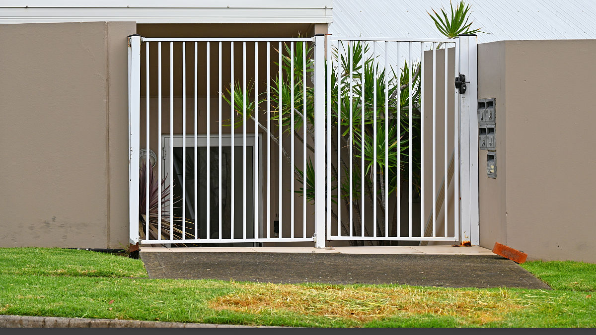 幼儿园铝艺电动平移门安装完成，领导验收赞不绝口！