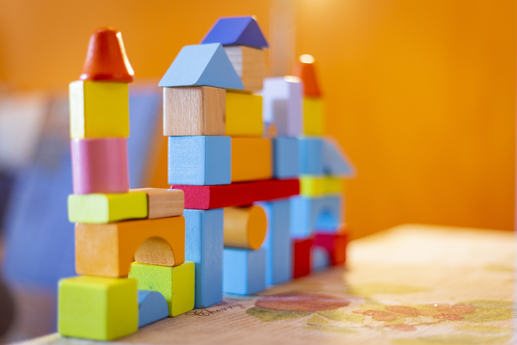 积木搭建成童年的城堡稚嫩的手无尽想象一块块方块一片片拼图幸福的时光在流淌。积木搭建成成长的桥梁下一句要怎么押韵