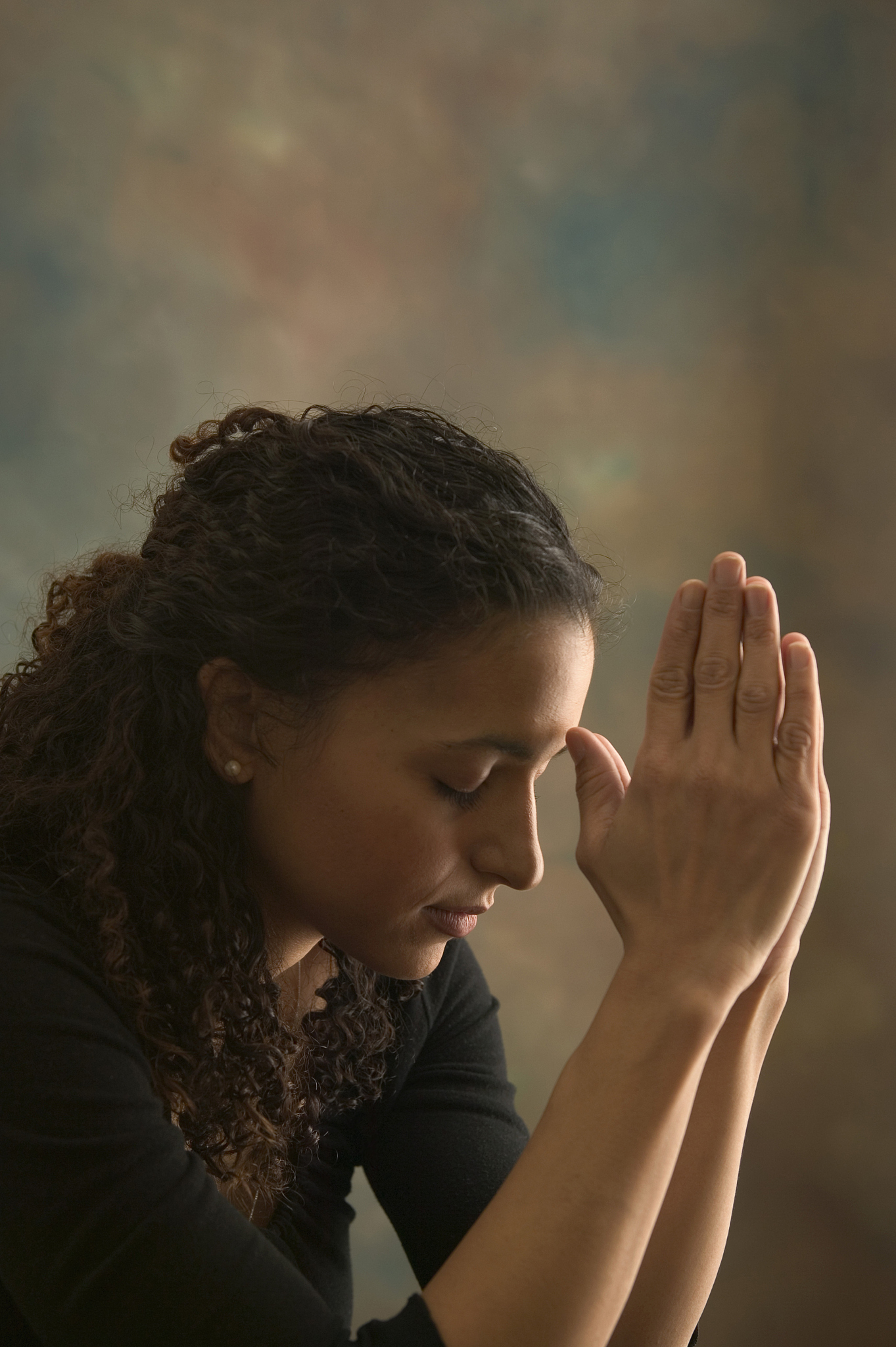 少女祈求时是什么表情？ - 解析虔诚与希望的动人神态