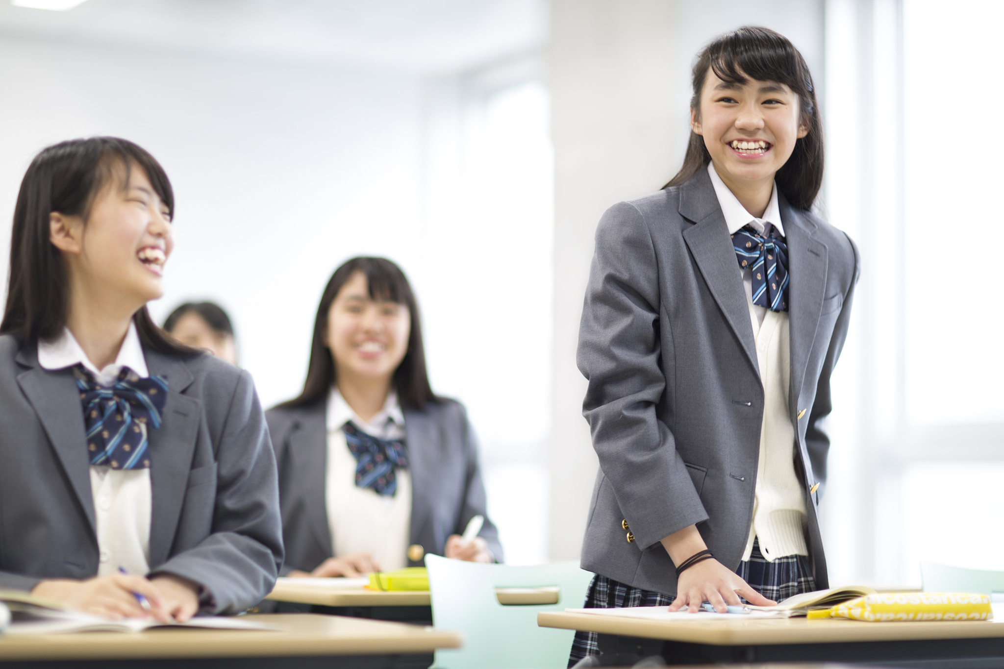 毕业典礼演讲稿 1000字 高一经历了的军训是我最难忘的 校园生活 篮球 运动 食堂 美食 学生换了一批又一批但是依旧充满活力