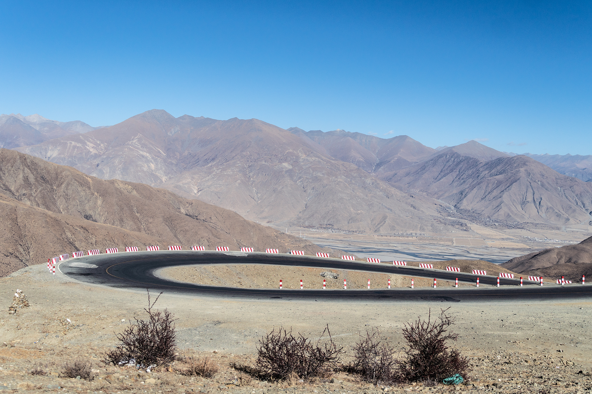 中国高寒高海拔地区与夏热冬暖地区气候特征对比分析