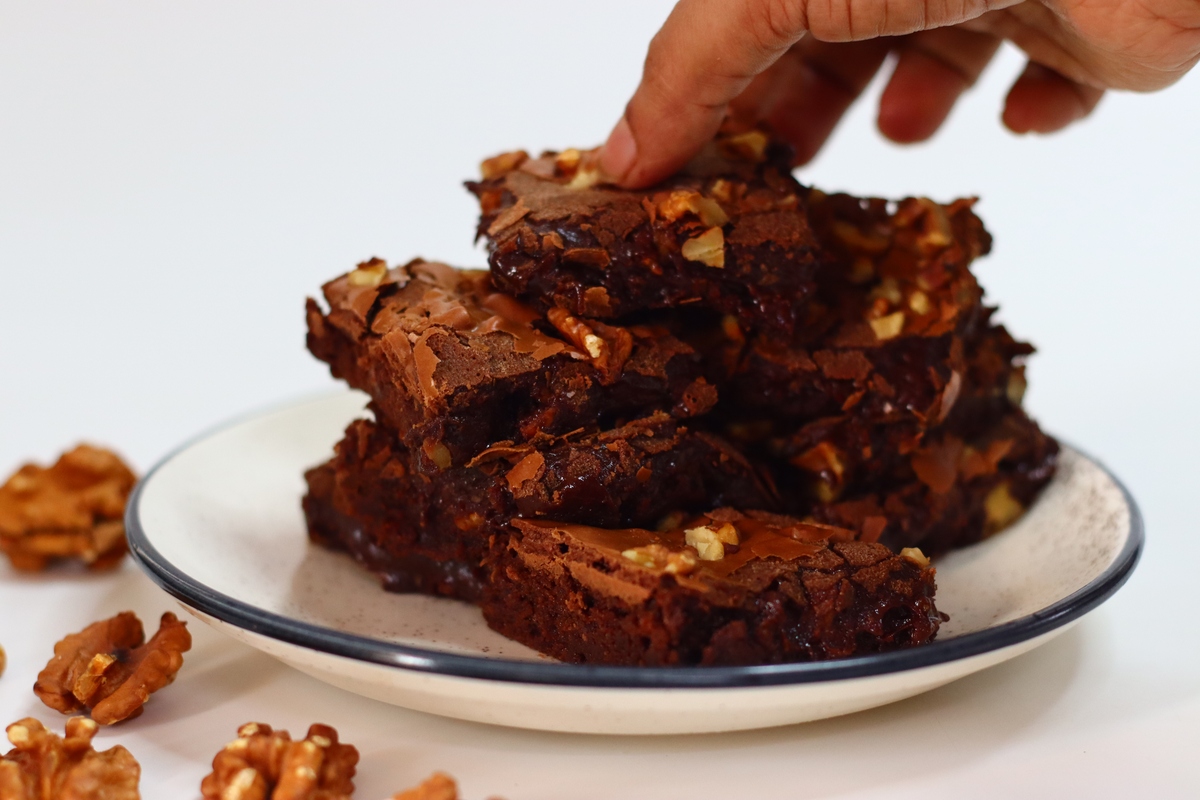 你是一个售卖大酱骨子的店家为了你的商品能够畅销请为该店编写一个有文化底蕴且简短的故事