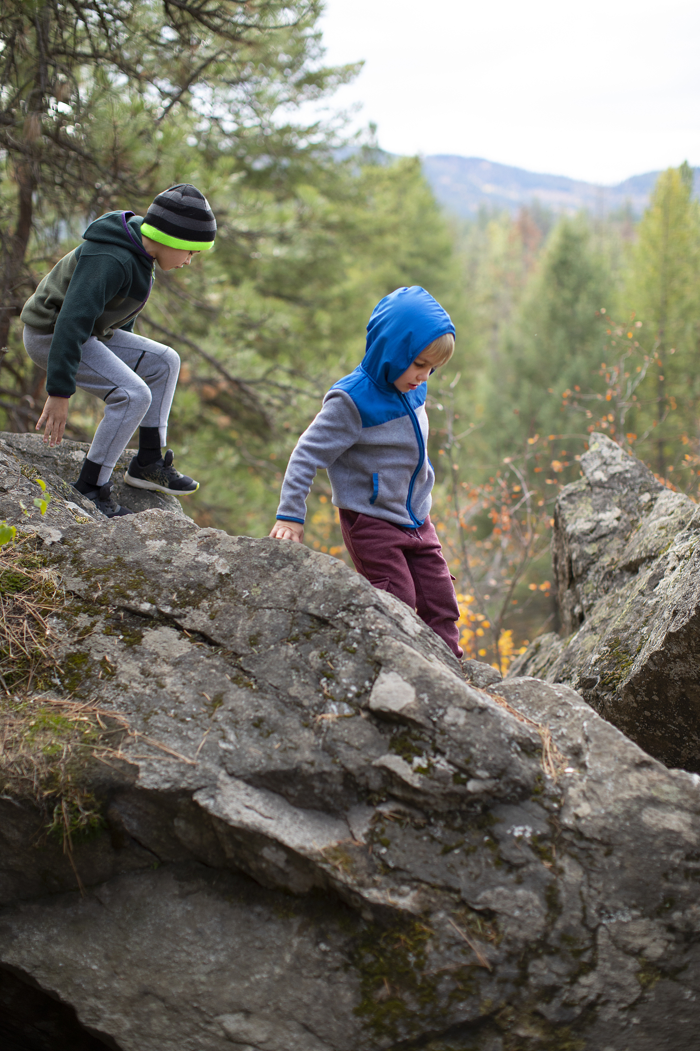 使用户外达人的口吻编写篇1200字户外探险运动需要哪些注意问题？为什么喜欢这项运动的人不多？的文章需和读者互动