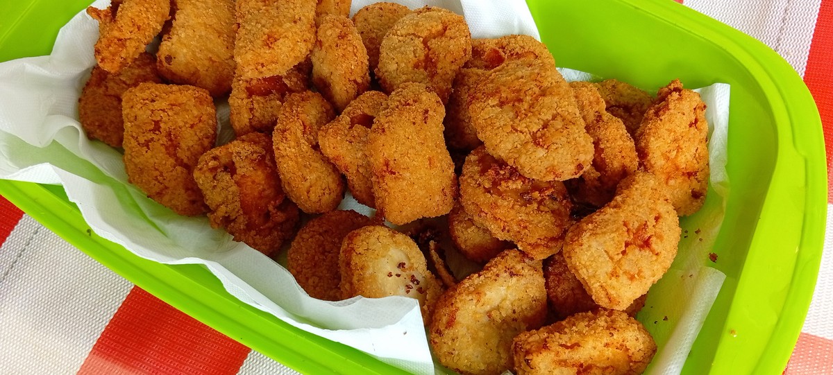 新鲜制作的炸鸡块照片