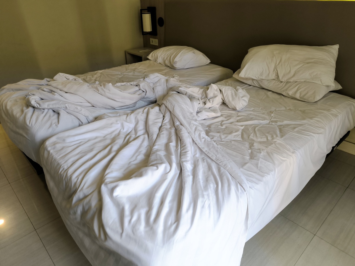 温馨的小客房：床单轻舞，蚊子轻鸣