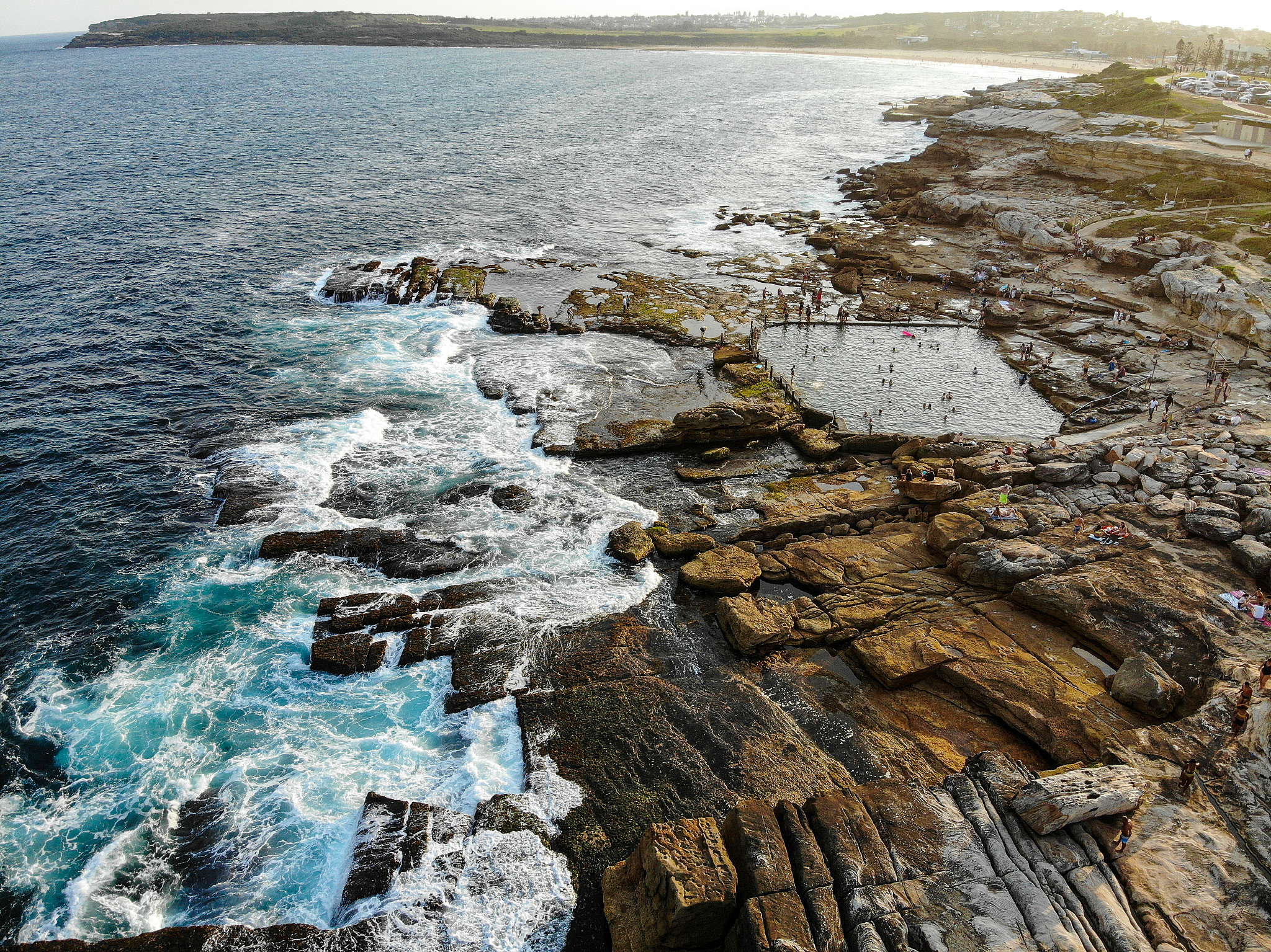 你好请将这句话拓写至600字：一味加高海堤不仅需要巨大的建设和维护投资而且使溃堤风险和损失加大沿岸居民不安全感增加且过高的海堤隔断了海陆的生态交换容易导致海岸生态环境恶化。