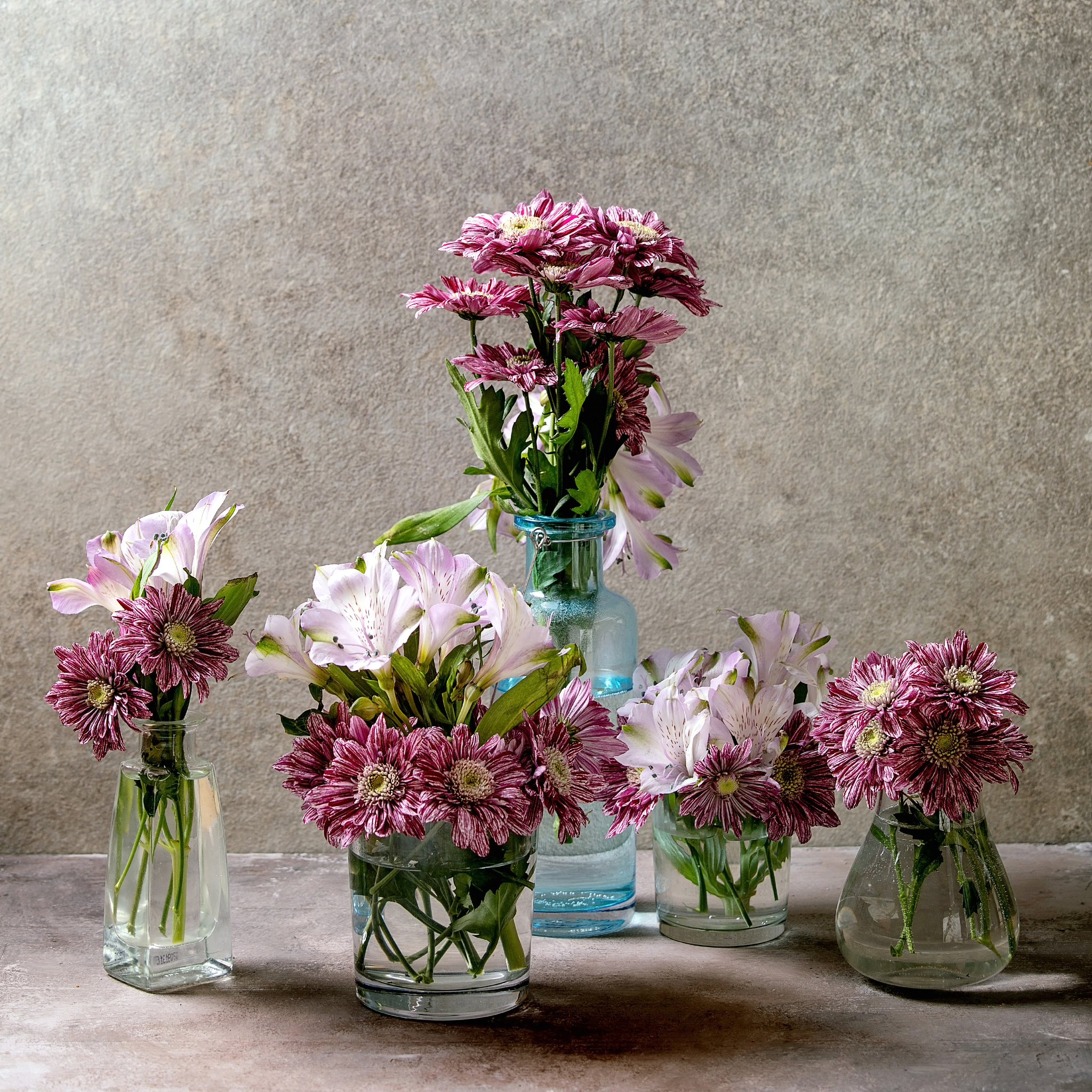 花瓶里放点什么可以让花活的更久一点吗？