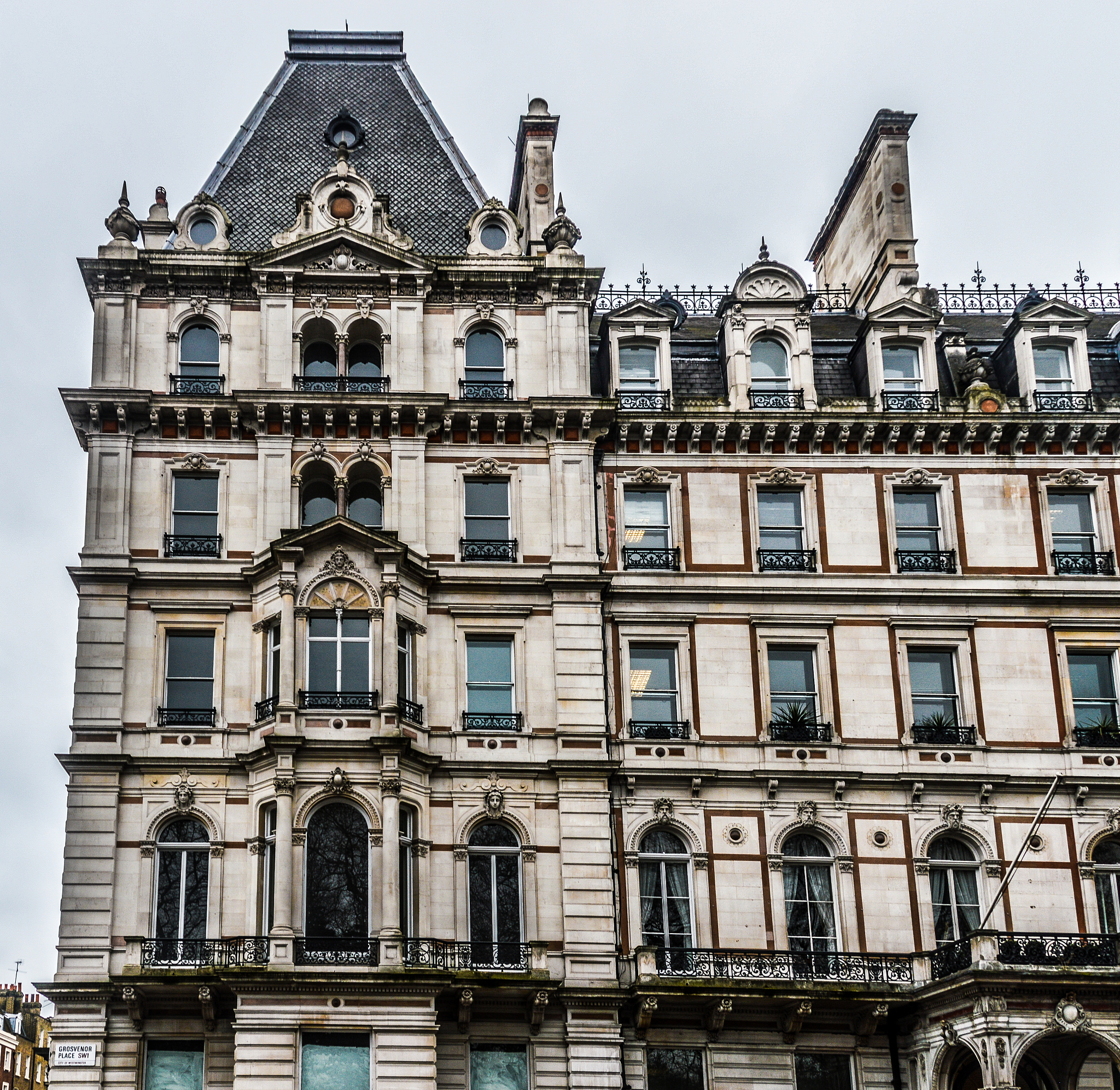 中西方建筑风格差异：历史、结构、装饰与功能对比