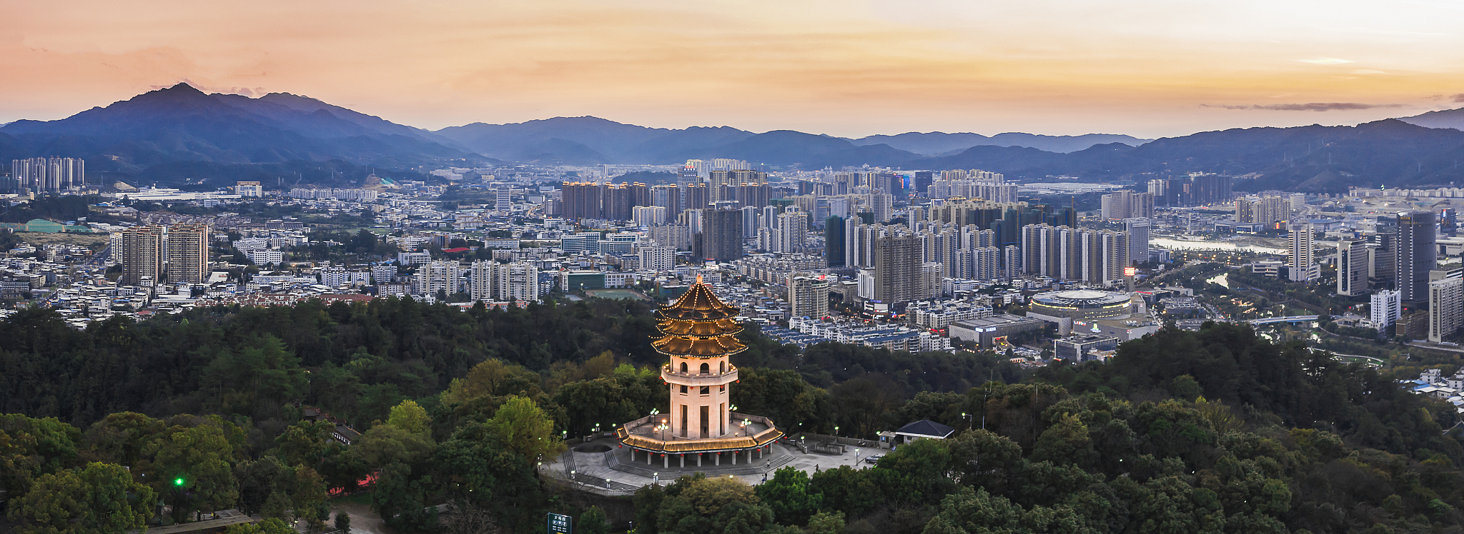 航拍龙岩城市夕阳风光