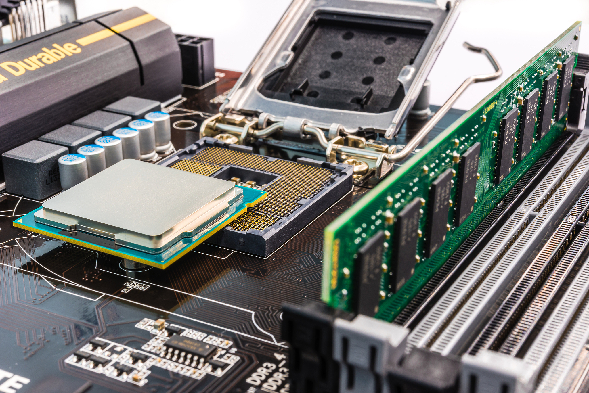 当前普遍使用的微机硬件主要由什么电子器件构成