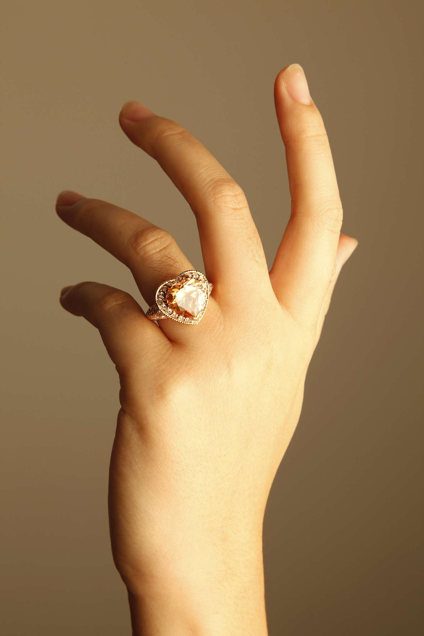 食指戴戒指是什么意思