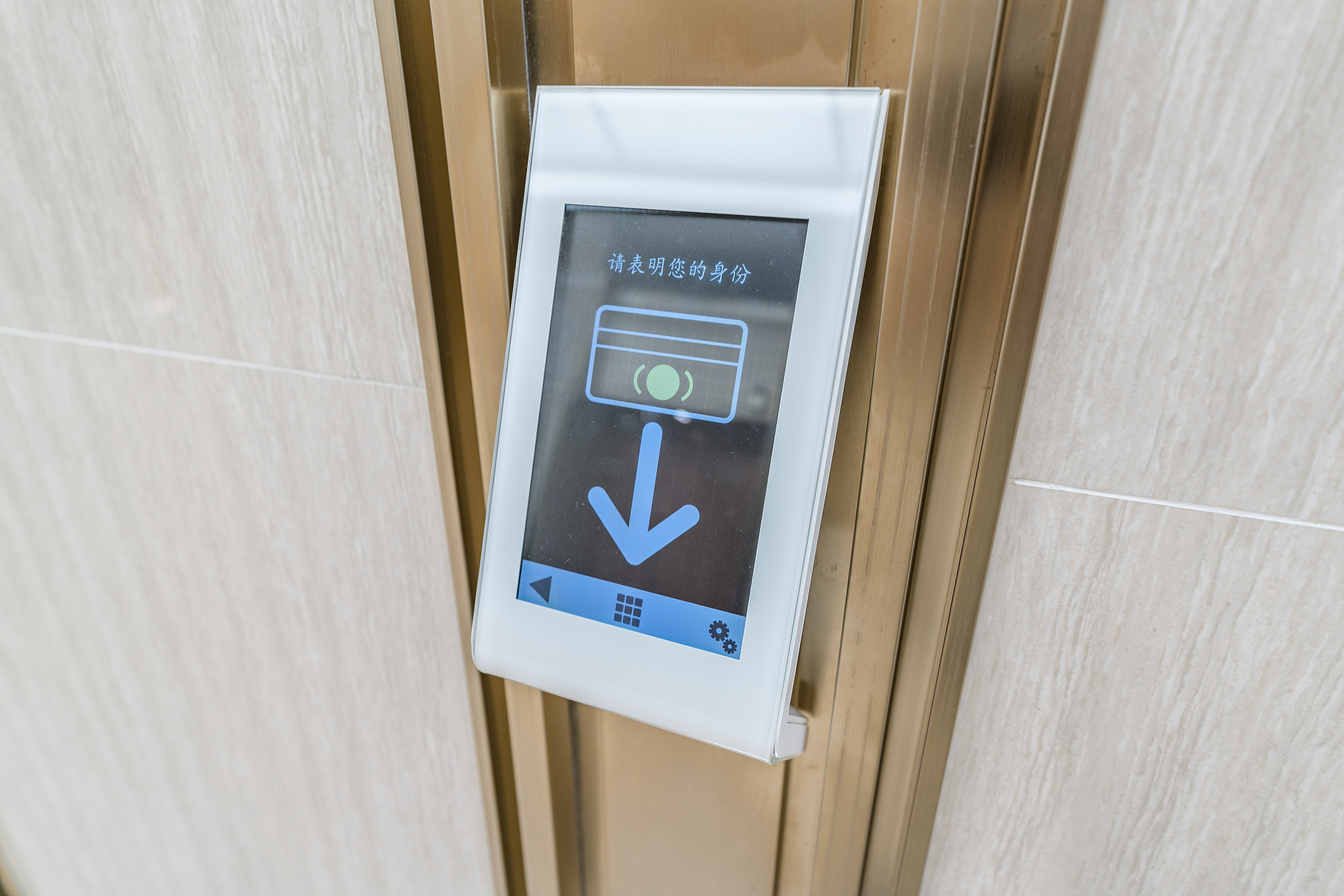 迎宾门铃是使用在商店、超市等经营场所主要功能：当有顾客进店该门铃能感应到有人进店同时播报您好欢迎光临。它具有人体感应功能播报声音能5级调节。请帮我写一个30秒短视频的脚本