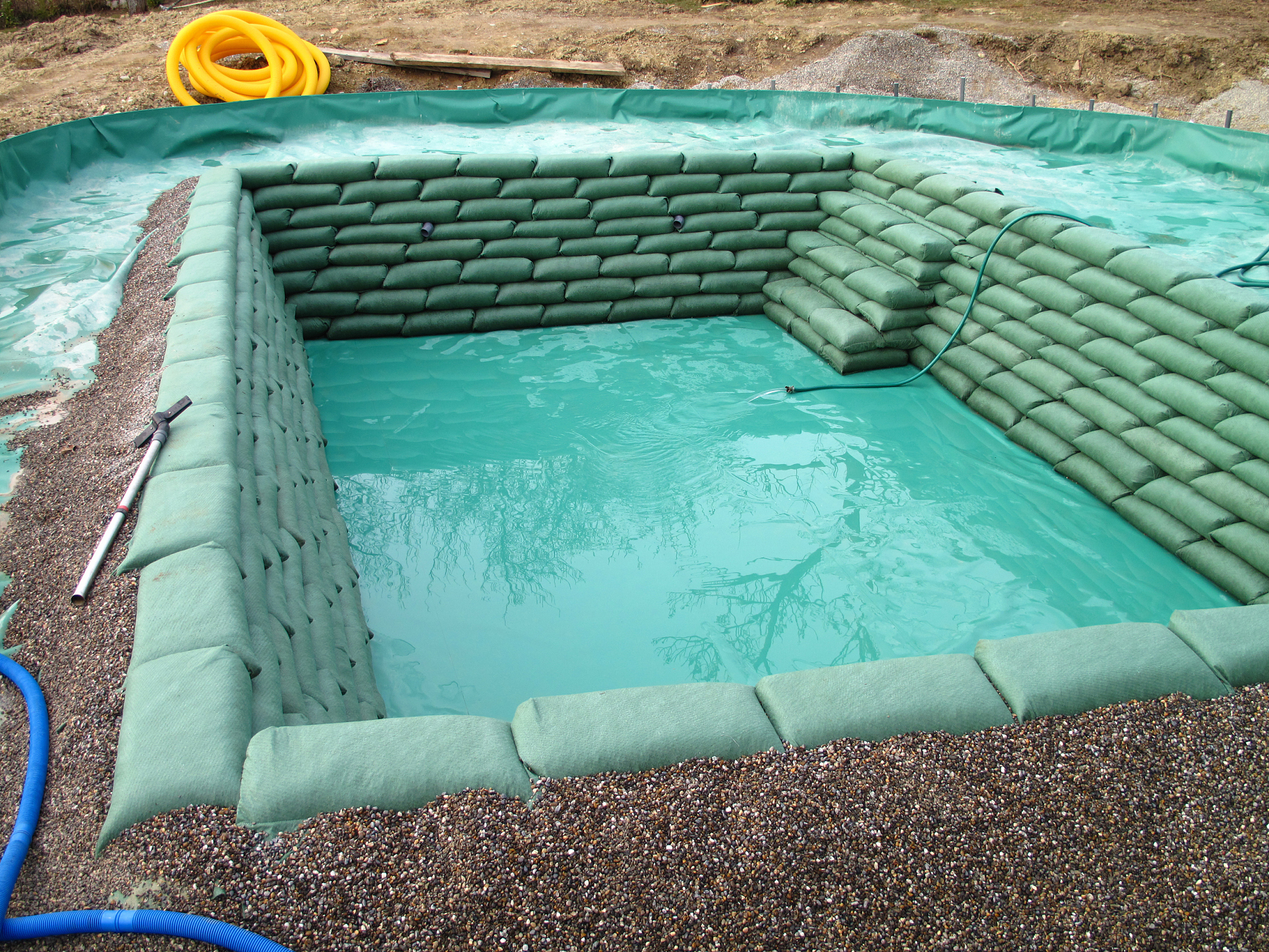 新水泥鱼池第一次养鱼前每吨水需要多少冰醋酸脱碱