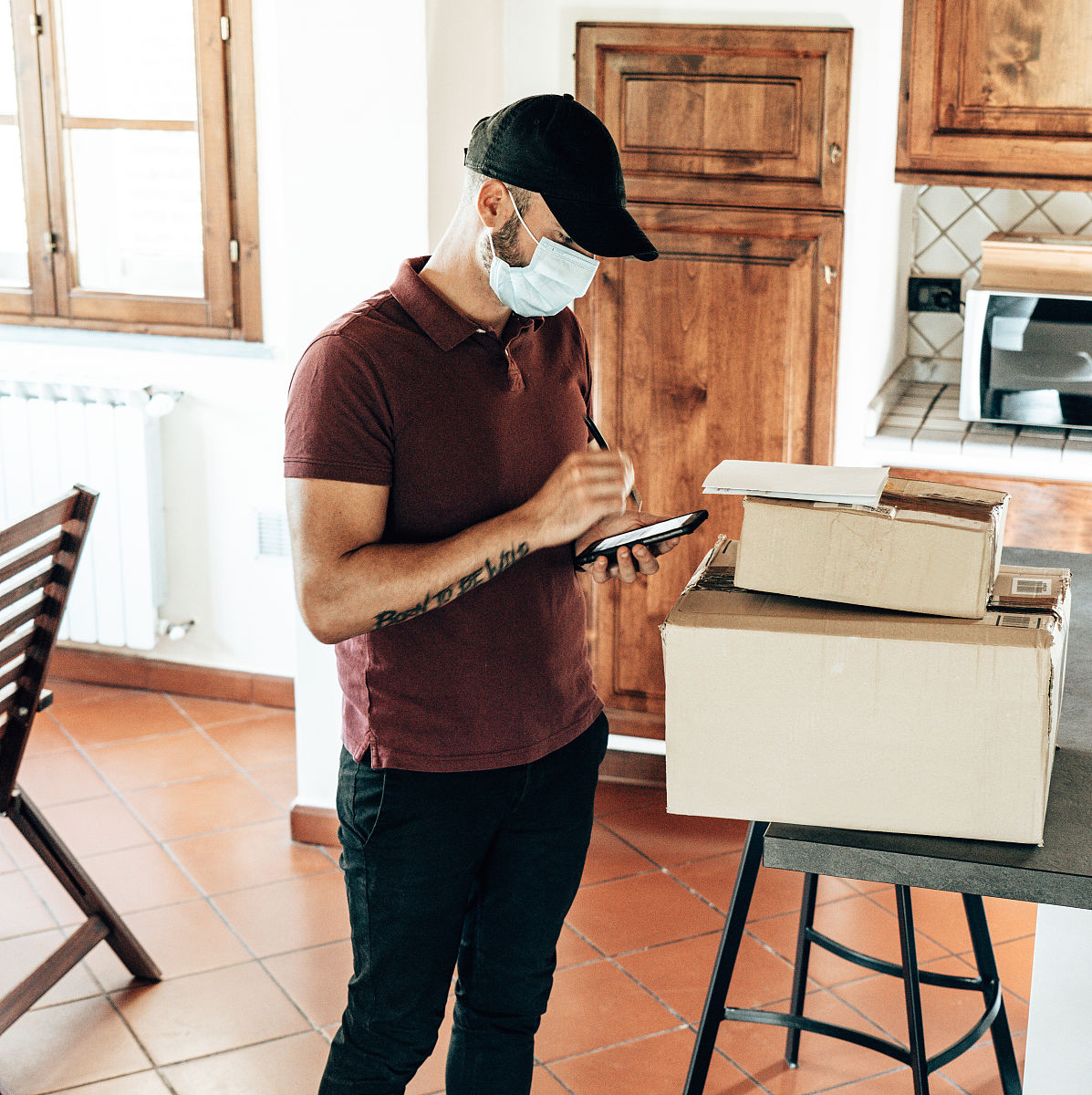 写一个网页背景蓝色表格绿色表单红色标题白色加粗包括个人信息登记姓名不超过5个文字性别是单选按钮爱好是多选框能上传文件使用css做一些样式