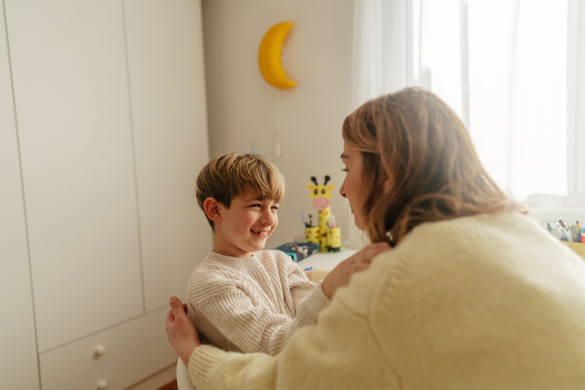 2岁宝宝不爱抱，想自己做，如何教育？