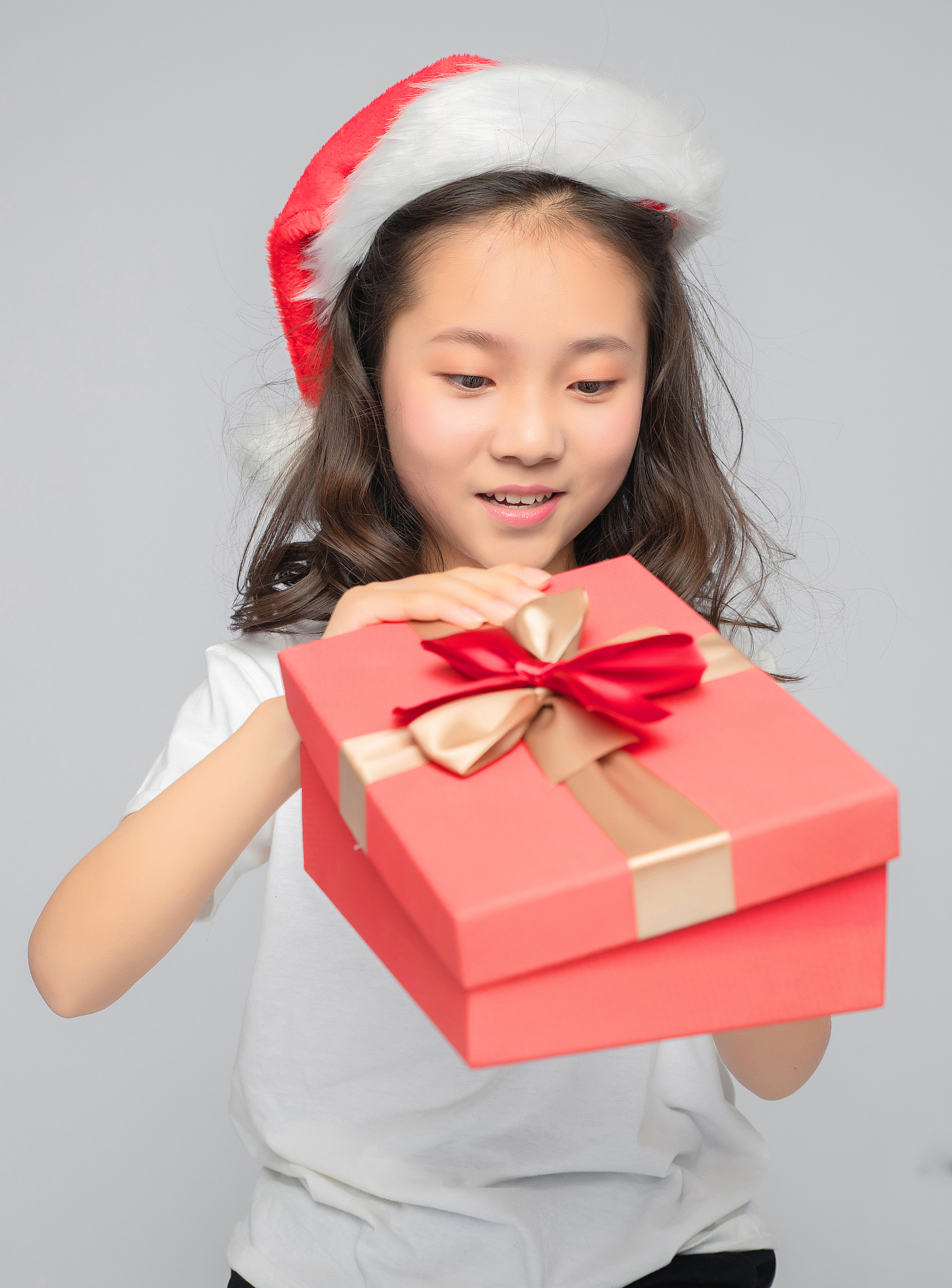 灰色背景里的亚洲小学女生