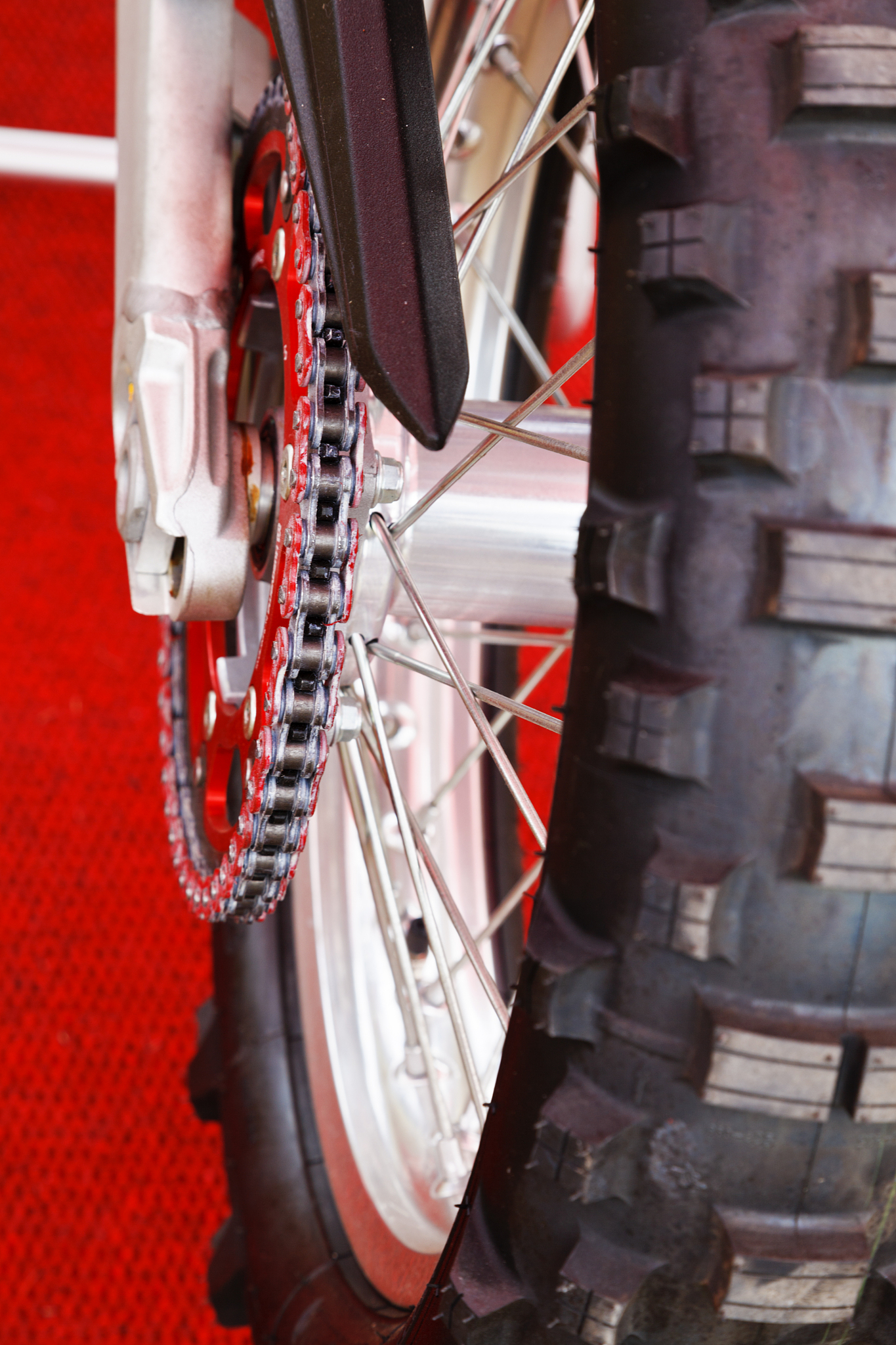 越野轮滑在安装固定器时是否对照相应鞋号安装