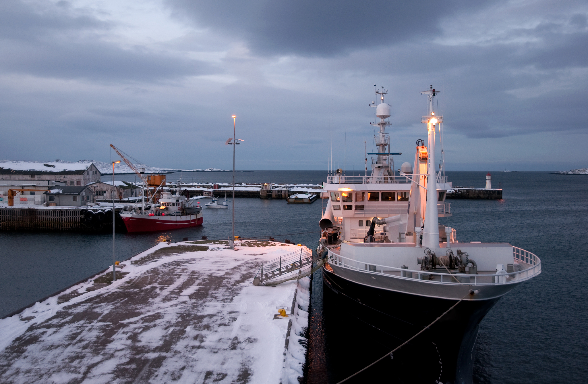 harbor of vard酶, northern norway