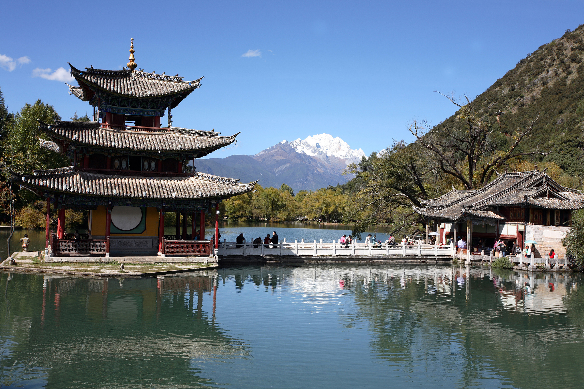 使用旅游博主是口吻从景点人文地理方面写出10标题旅游的文章标题