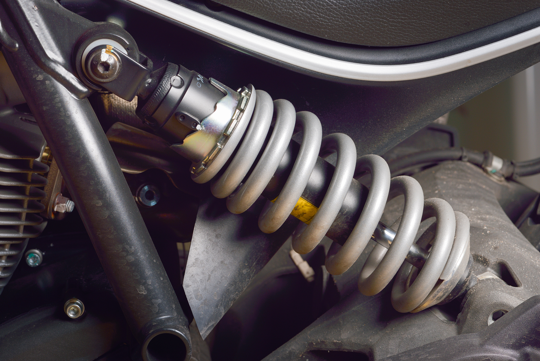 摩托车减震器中左套管的设计意义