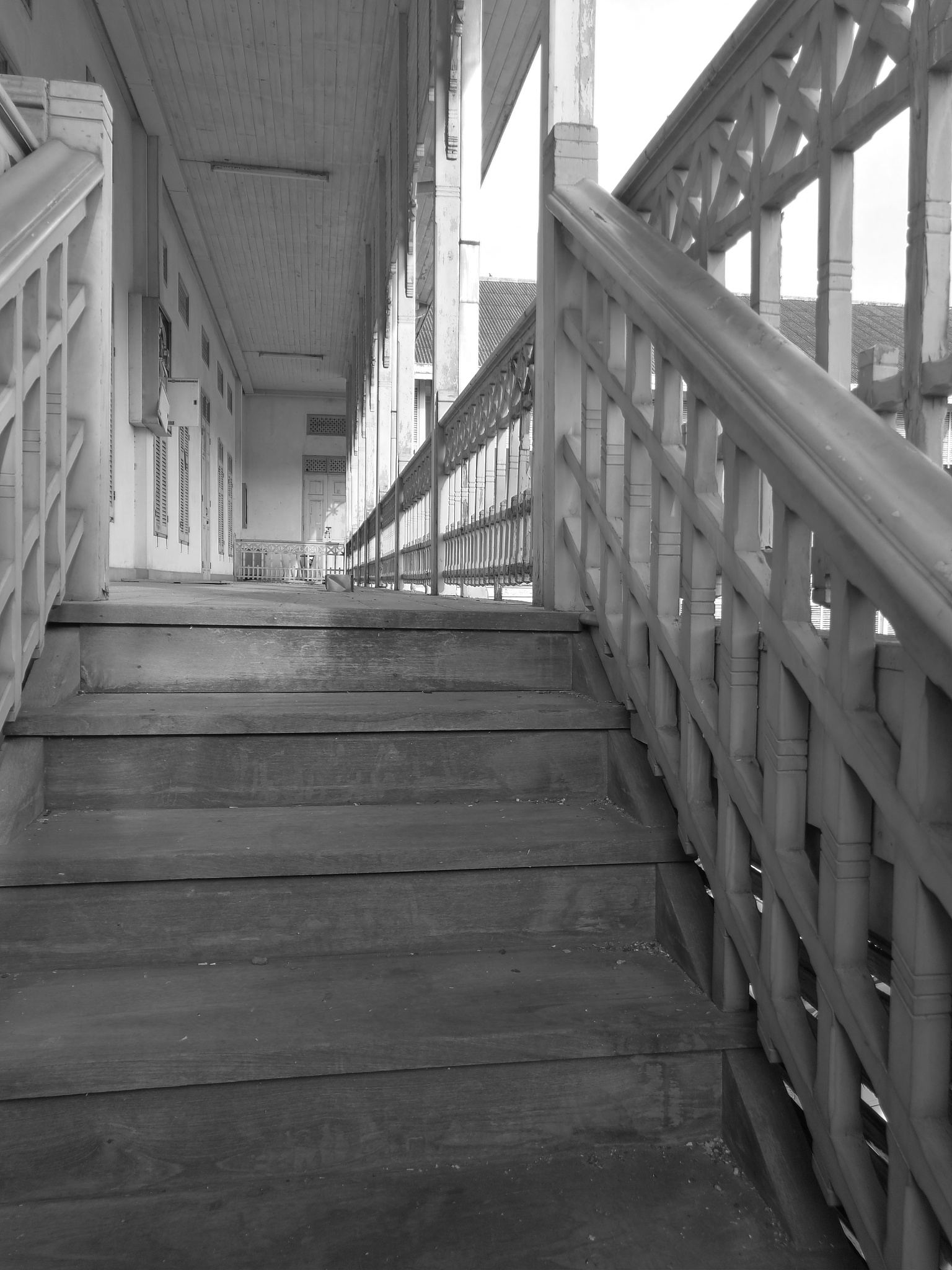 唯美楼梯建筑与老式木质篮球架摄影图片