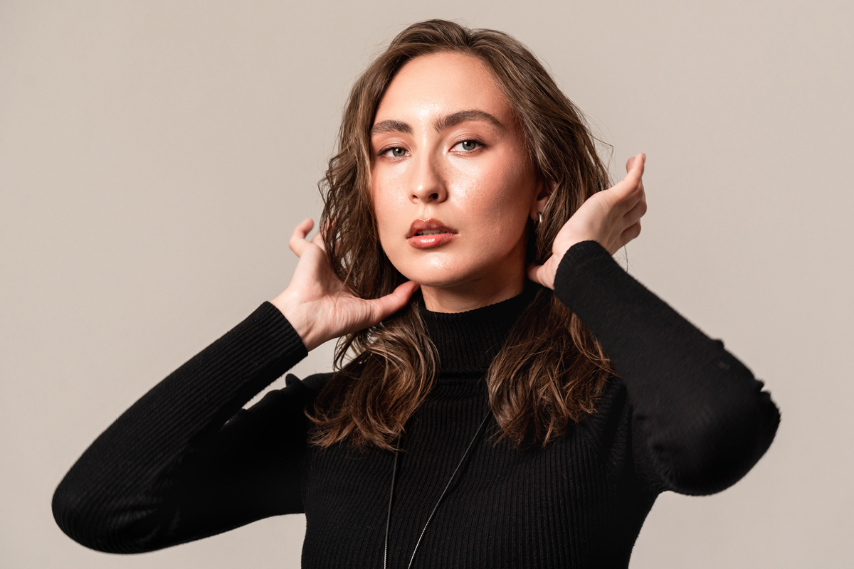 倾城之姿：一位自信优雅女性的肖像