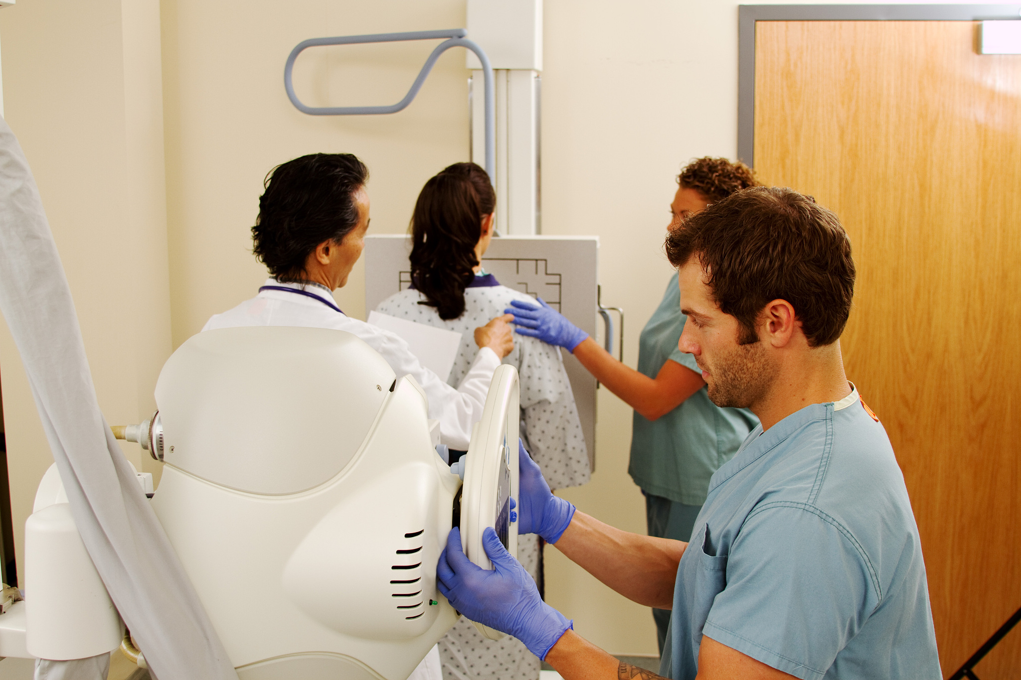 z^2=x^2+y^2 是什么曲面？深入解析椭圆曲面及其应用