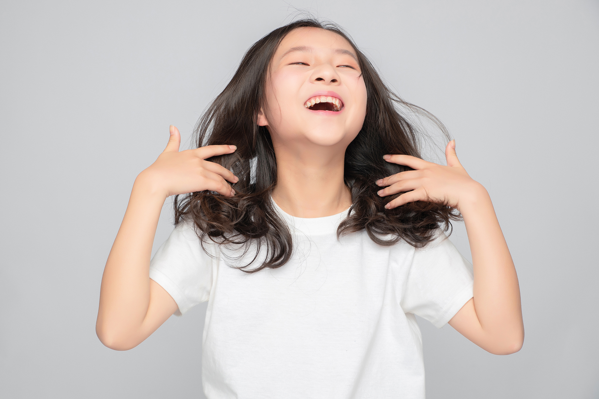 灰色背景里的亚洲小学女生