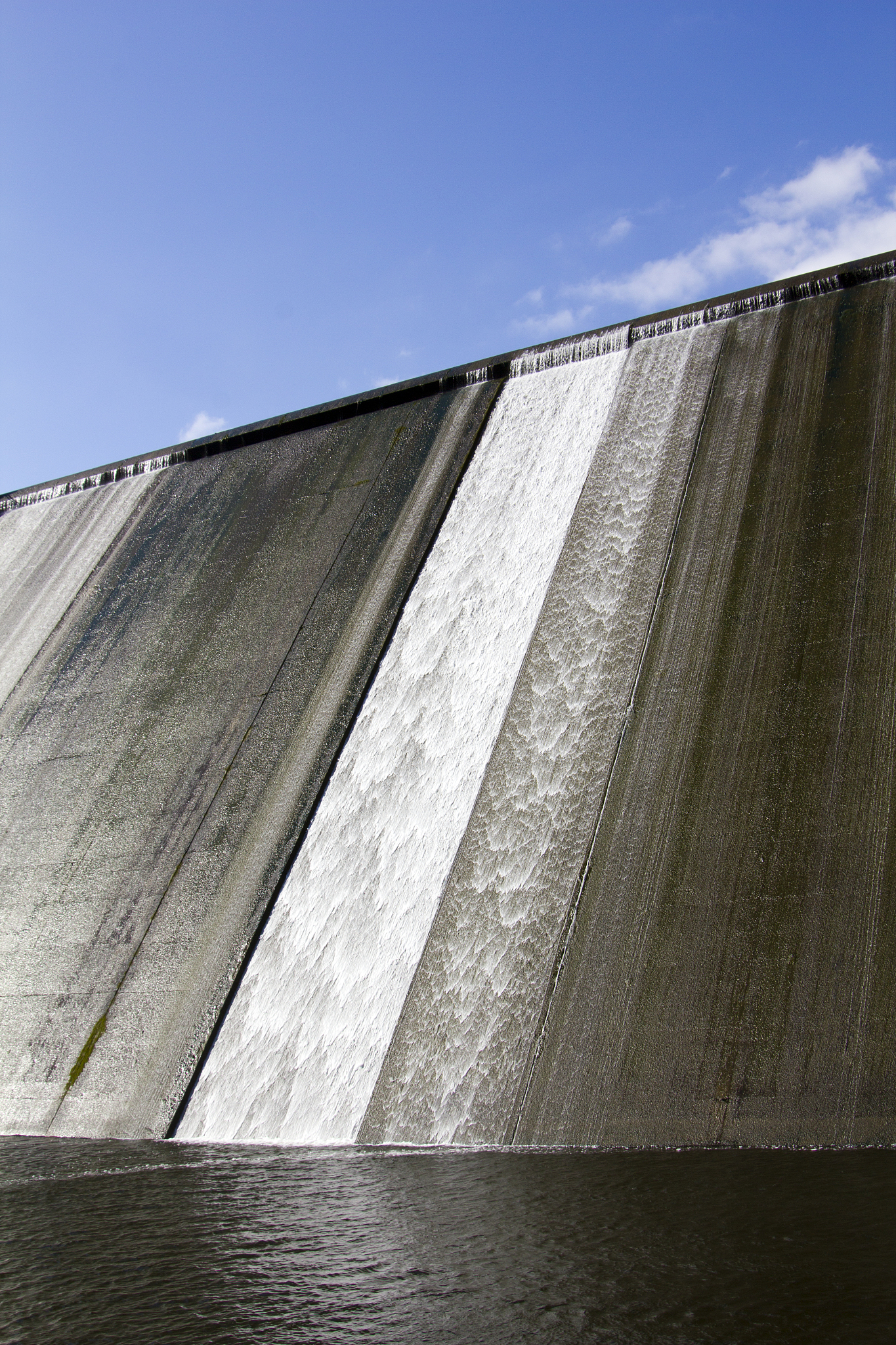 用中文写一篇关于水利水电工程防渗施工技术要点分析相关研究的国外文献综述注明作者姓名和发表时间。