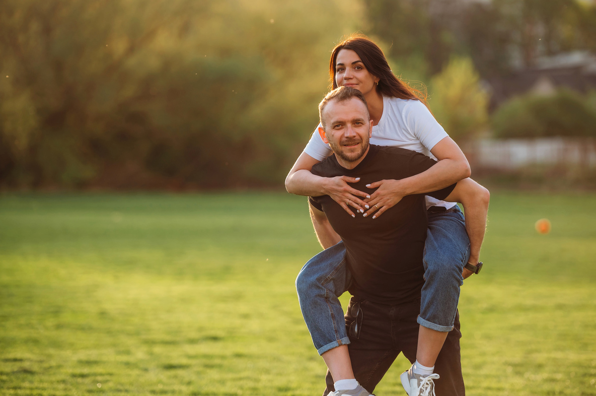请详细列举女人喜欢上男人的表现