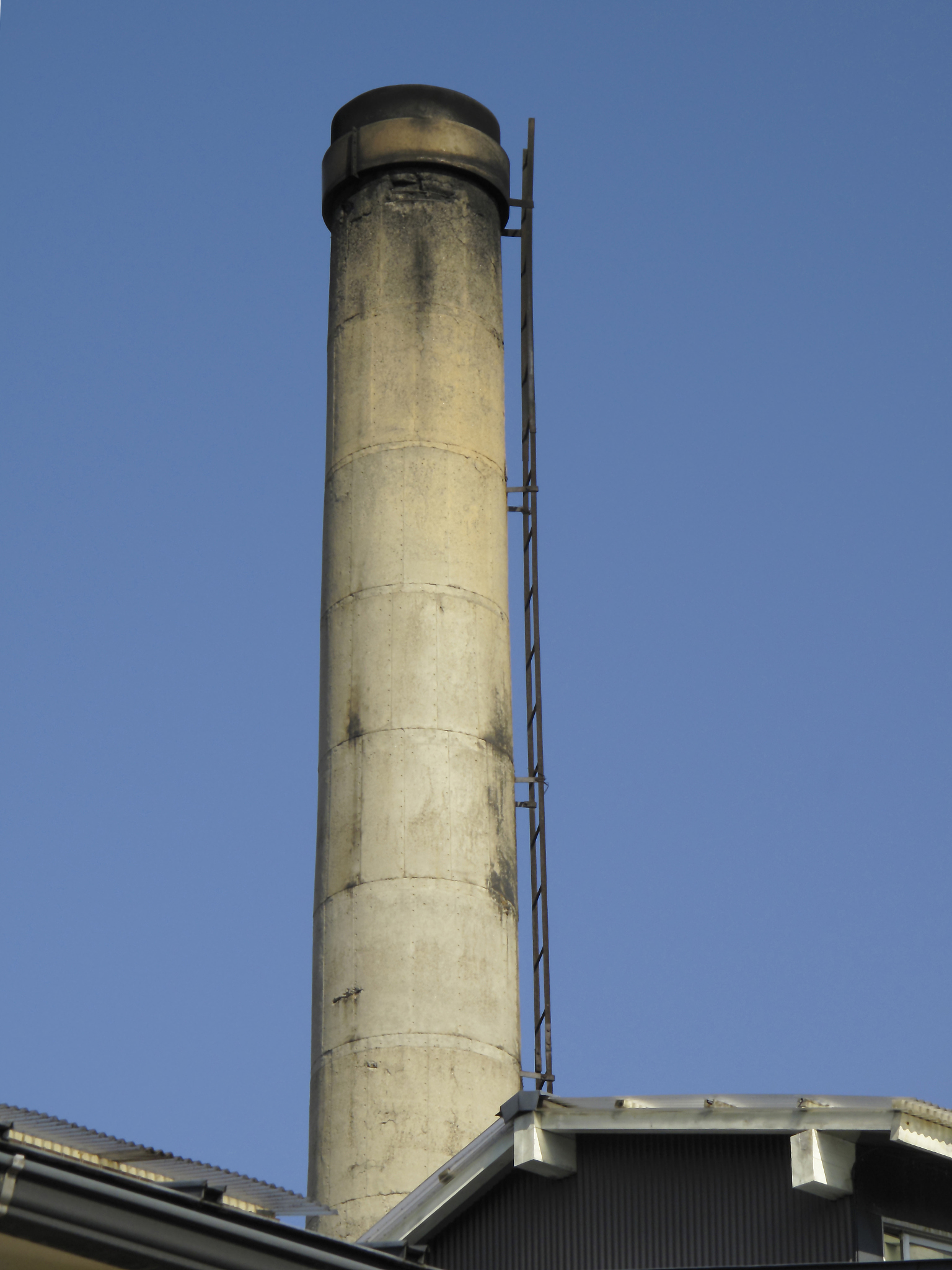 Translate to traditional chineseThe property has a single chimney stack located to the left-hand side of the roofs central ridge lineThe chimney stack is of pre-fabricated construction with a brick fa