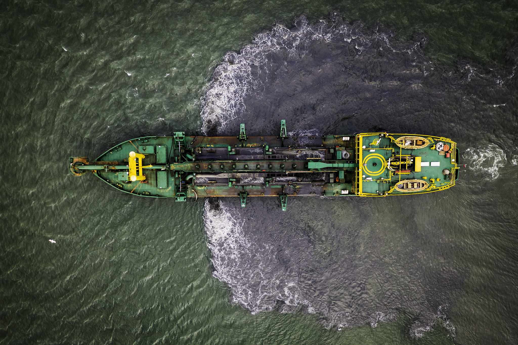 top down view on industrial ship wich deepening the bottom works
