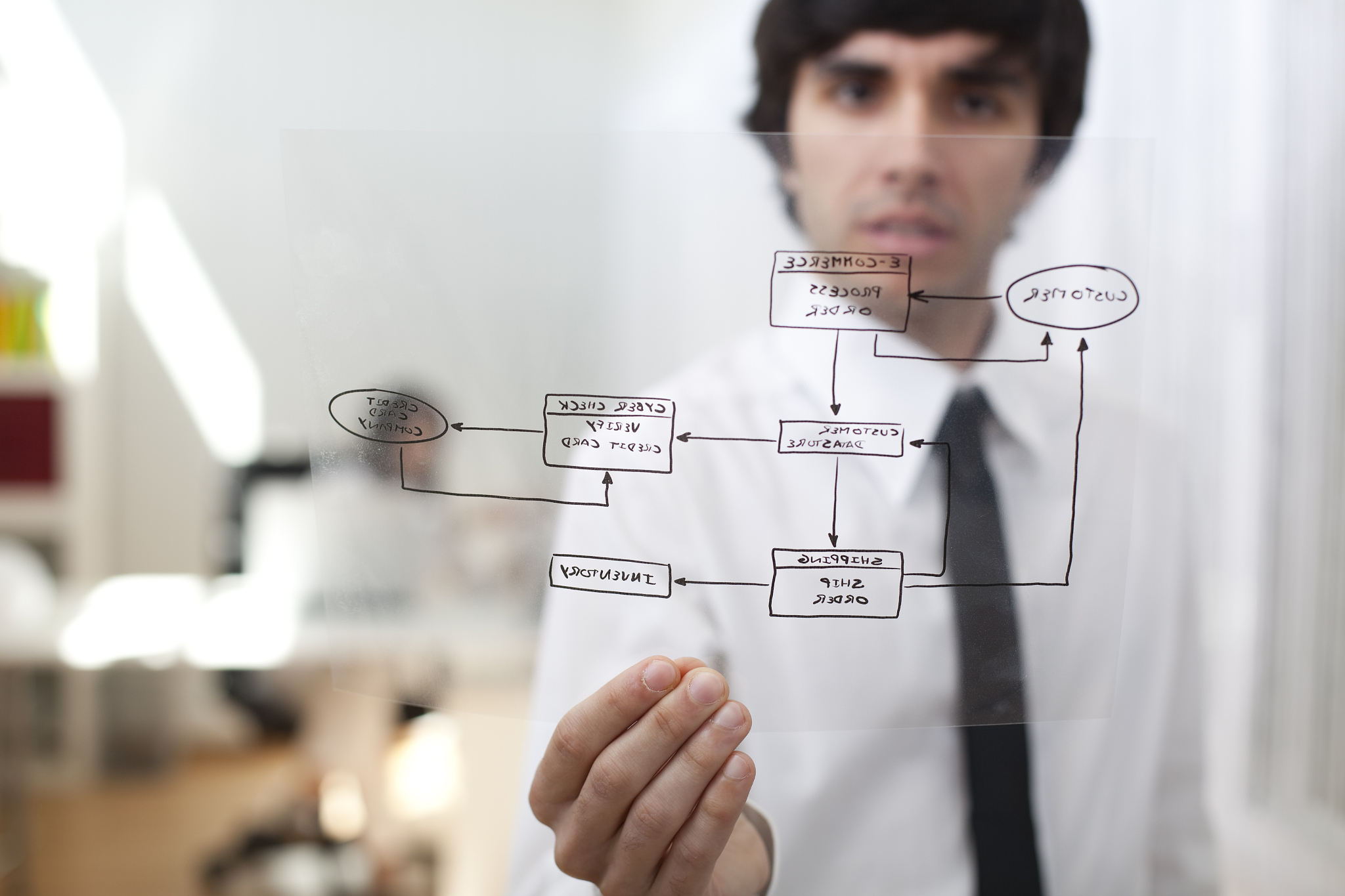 我需要你帮我写一份剧本它的设定是一个外表开朗、被所有人羡慕的女孩实则非常压抑只能通过互联网抒发自己的情绪某天所有人的互联网账号都变成了AI她的AI账号在虚拟世界漫游时遇见了另外一个人的AI二者交流后这个人和她在现实之间发生了一些故事治愈了她两人成为挚友