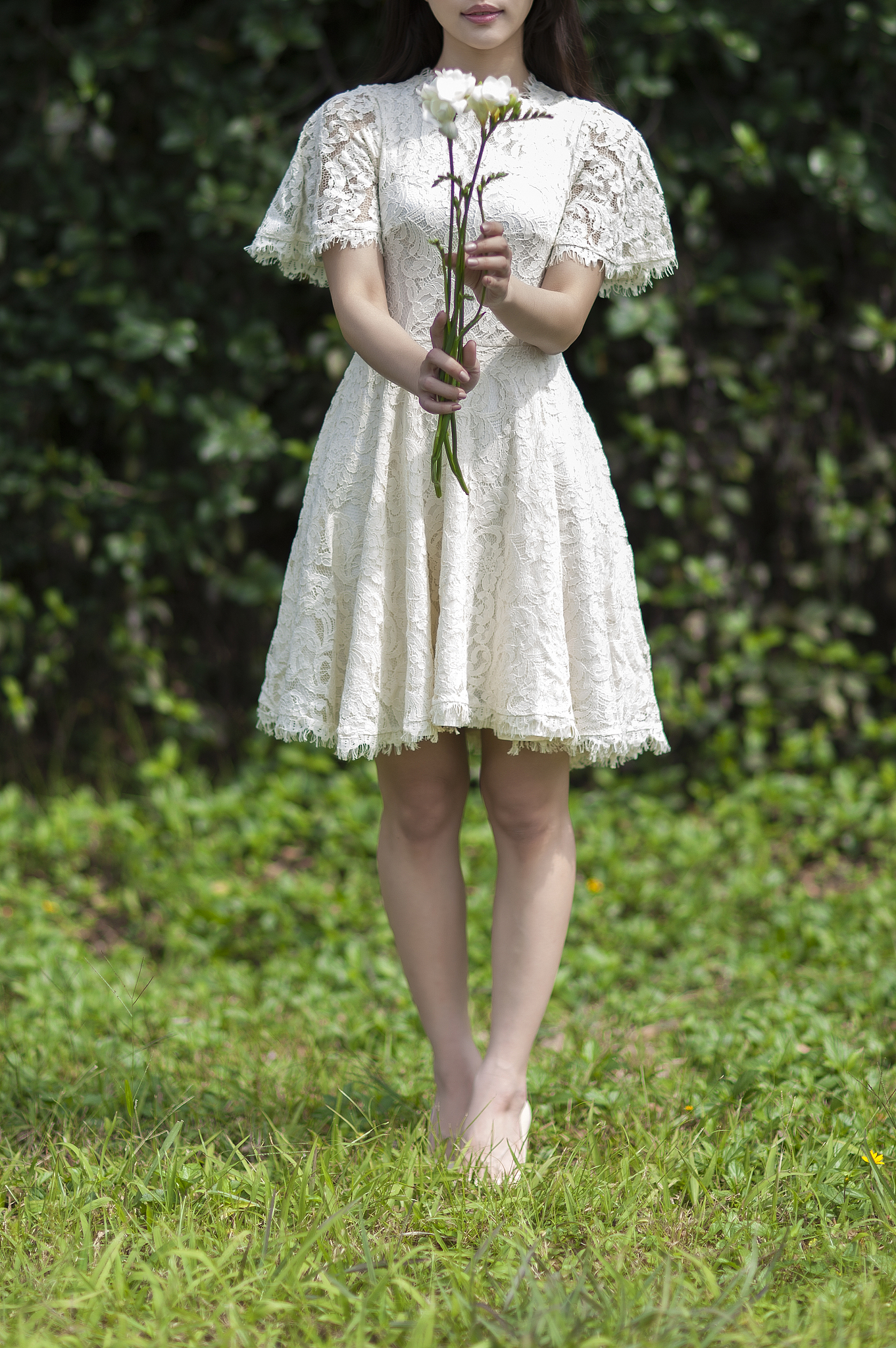 以清新阳光为主题撰写一篇很有夏天氛围的新品推广文案。服装类型：青色薄款网纱连衣裙、黑色直筒连衣裙白色边束拼接、白色T恤搭配绿色中裤