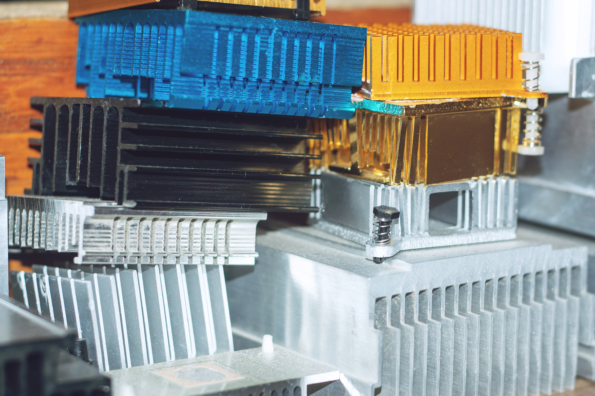 铝的导热性能为何比铜高？