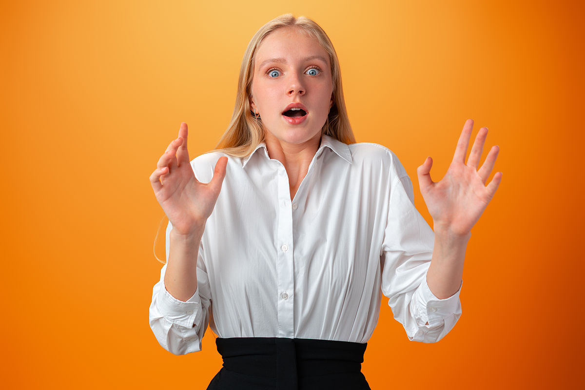 一个女的问你害怕他不去吗
