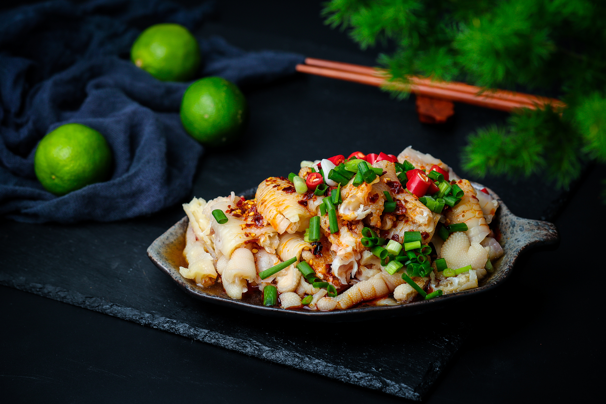 凉拌鸡腿：夏日开胃神器，酸爽香辣巨过瘾！