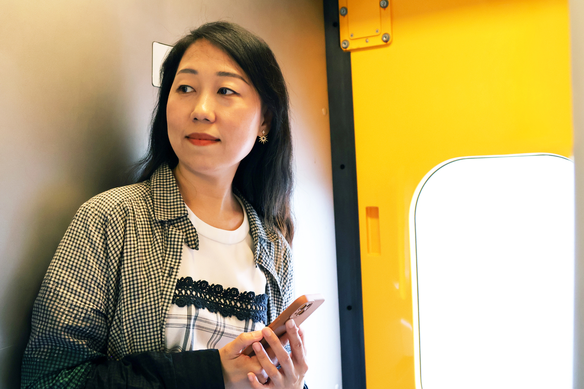 新闻宣传稿主人公是一位中年女性她从事的行业是石油勘探开发在她工作30年内十分认真努力乐于分享取得了很多卓越的成果。宣传稿字数1500字左右。