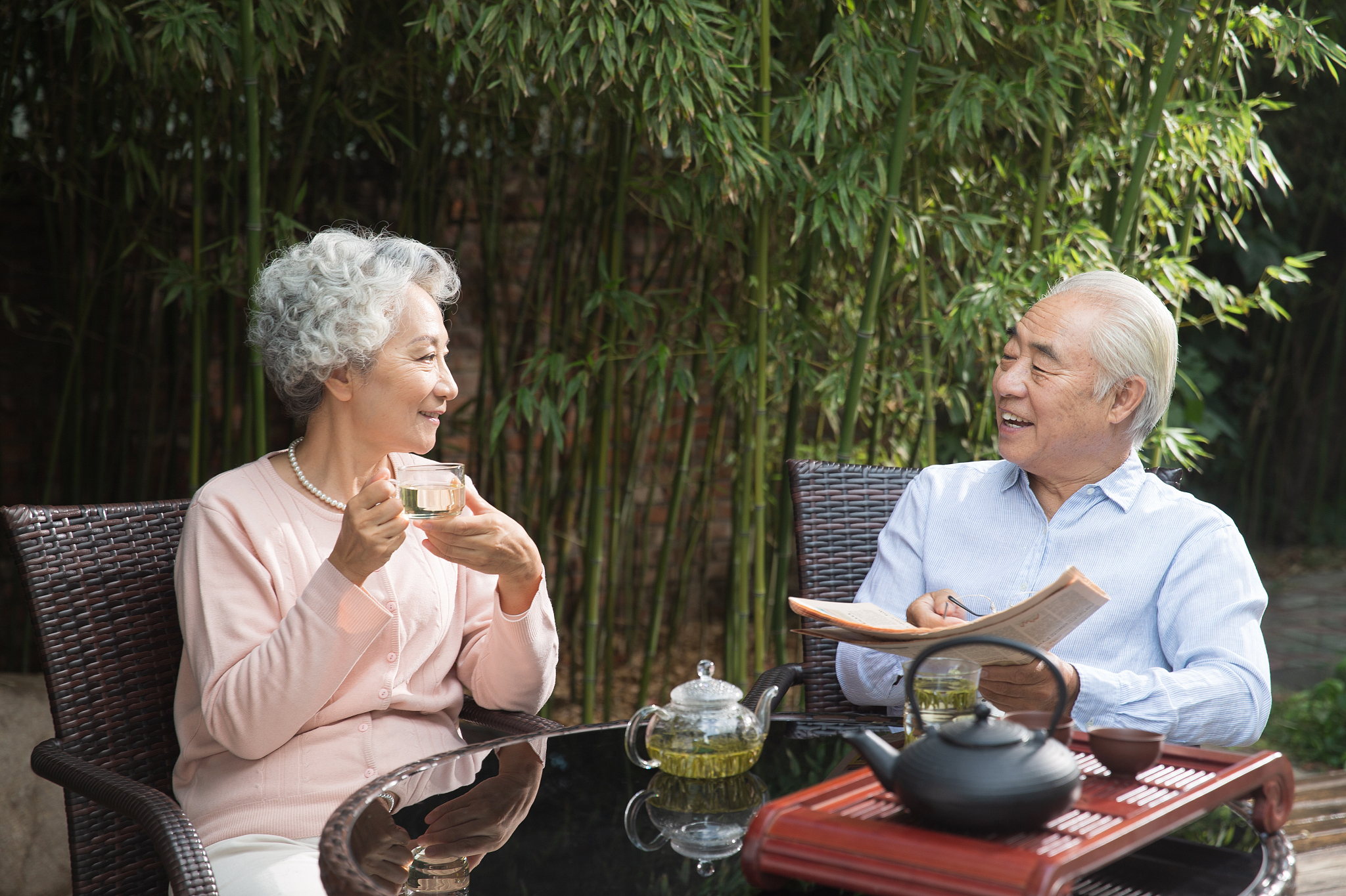 请描写一下老婆婆一边喝茶一边向孩子解释灵力的画面