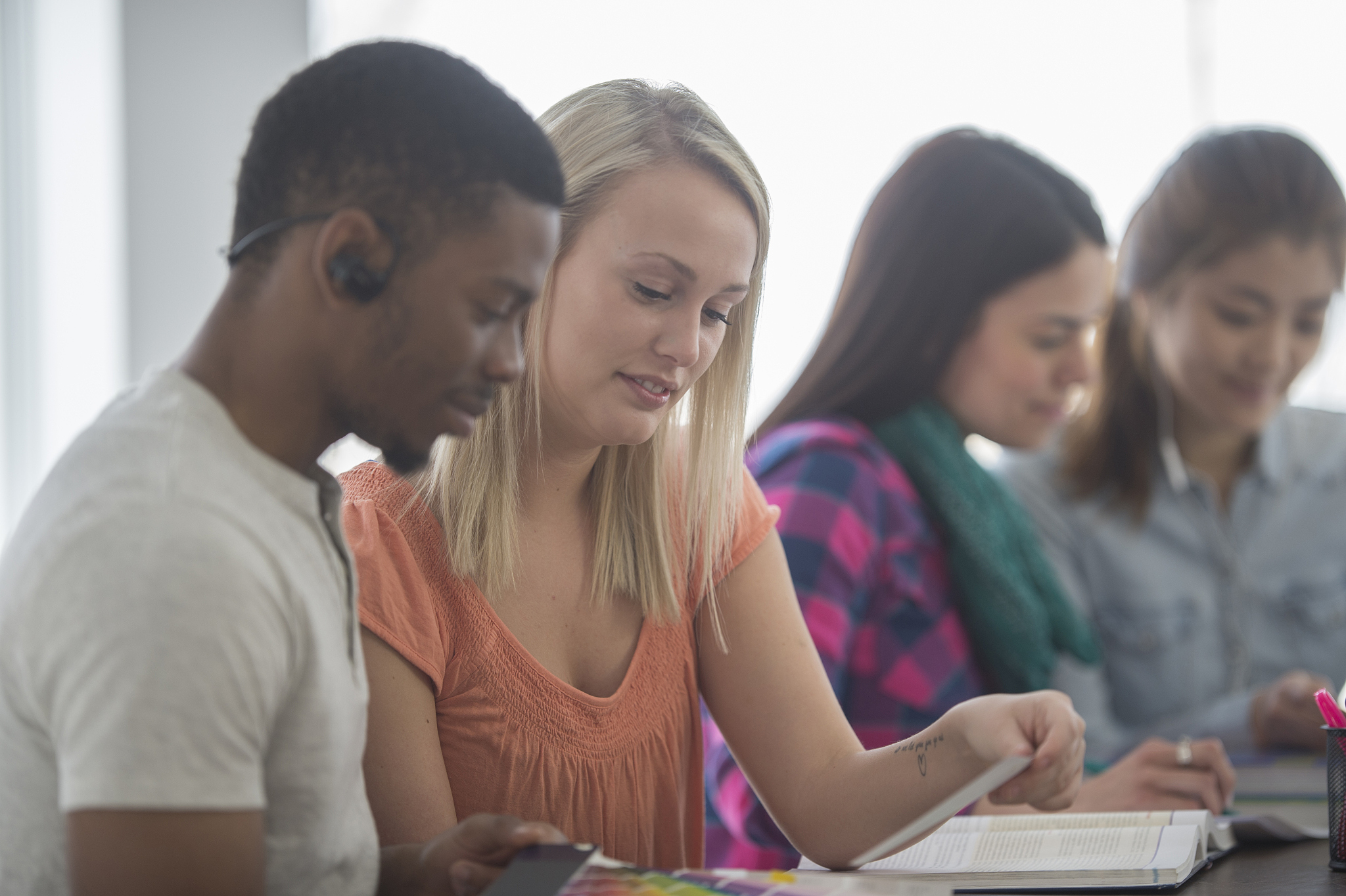 查阅研读《3—6岁儿童学习与发展指南》结合具体教育实践进行有针对性的论述写一个不少于2000字的学习体会。