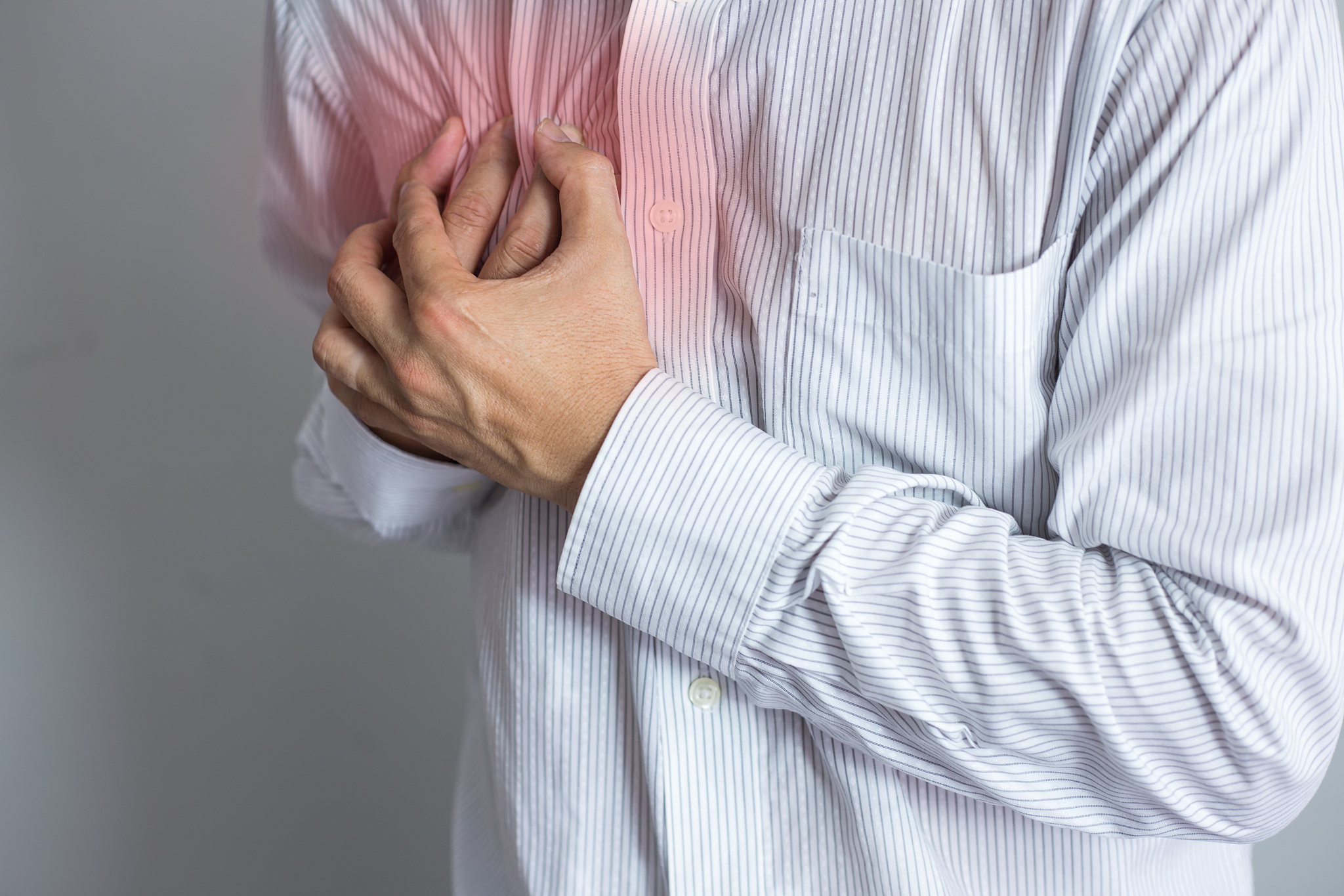 男性左胸部至腋下疼痛：可能是心脏、肺部、肌肉、胃肠或神经问题
