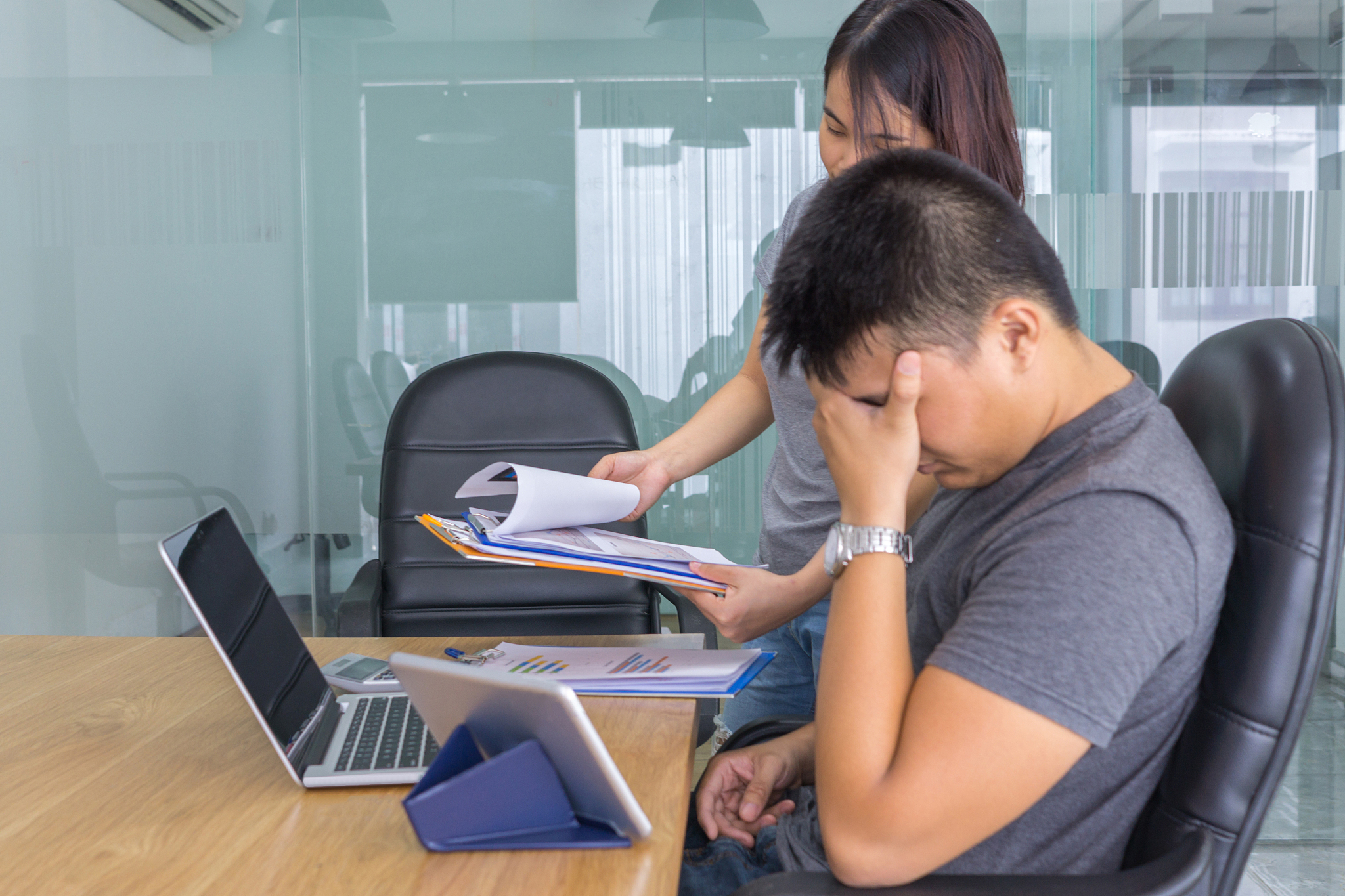 the man feeling headache due to high pressure of work