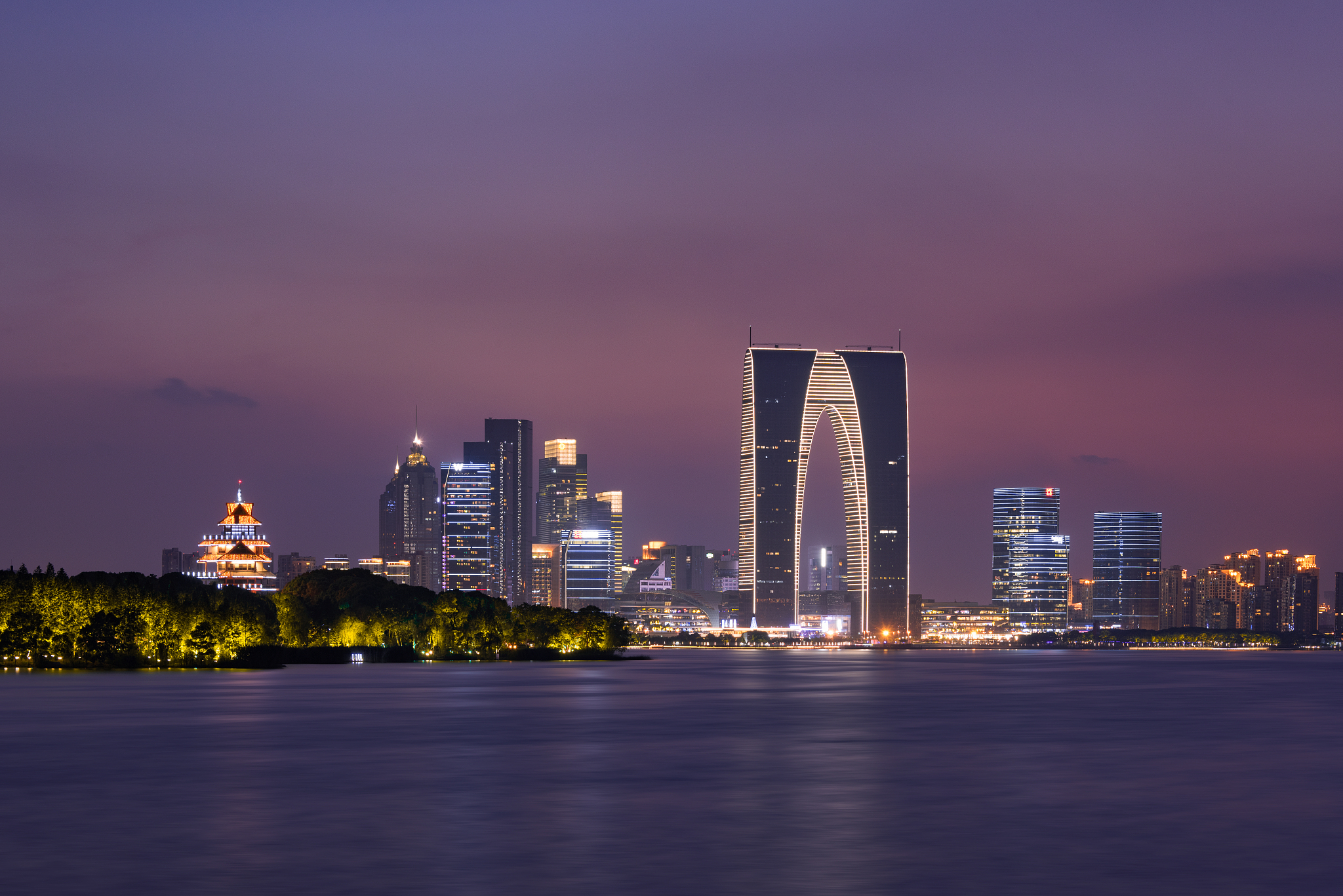 日落后的苏州金鸡湖cbd城市天际线夜景